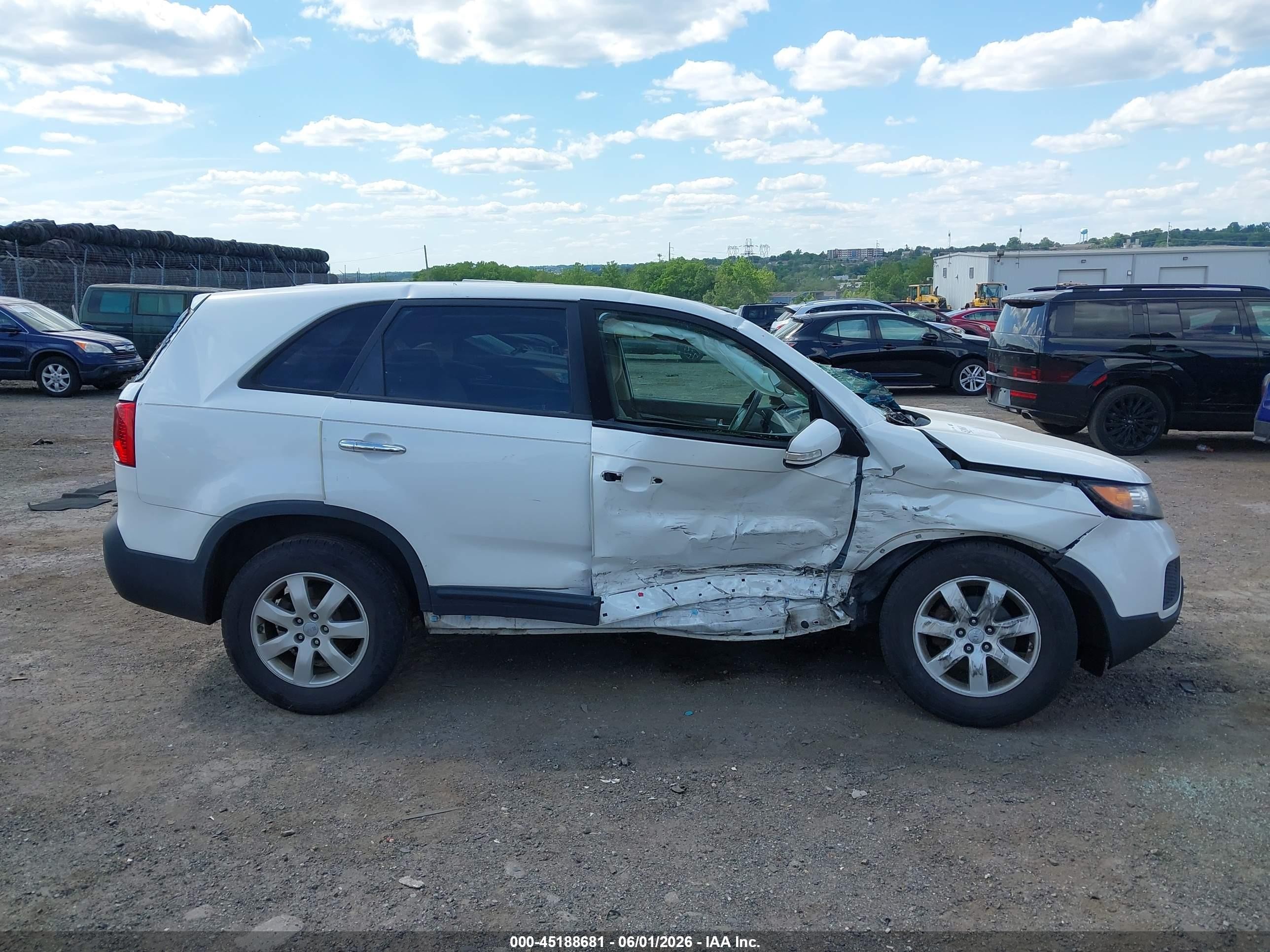 2013 Kia Sorento Lx White vin: 5XYKTDA6XDG423677