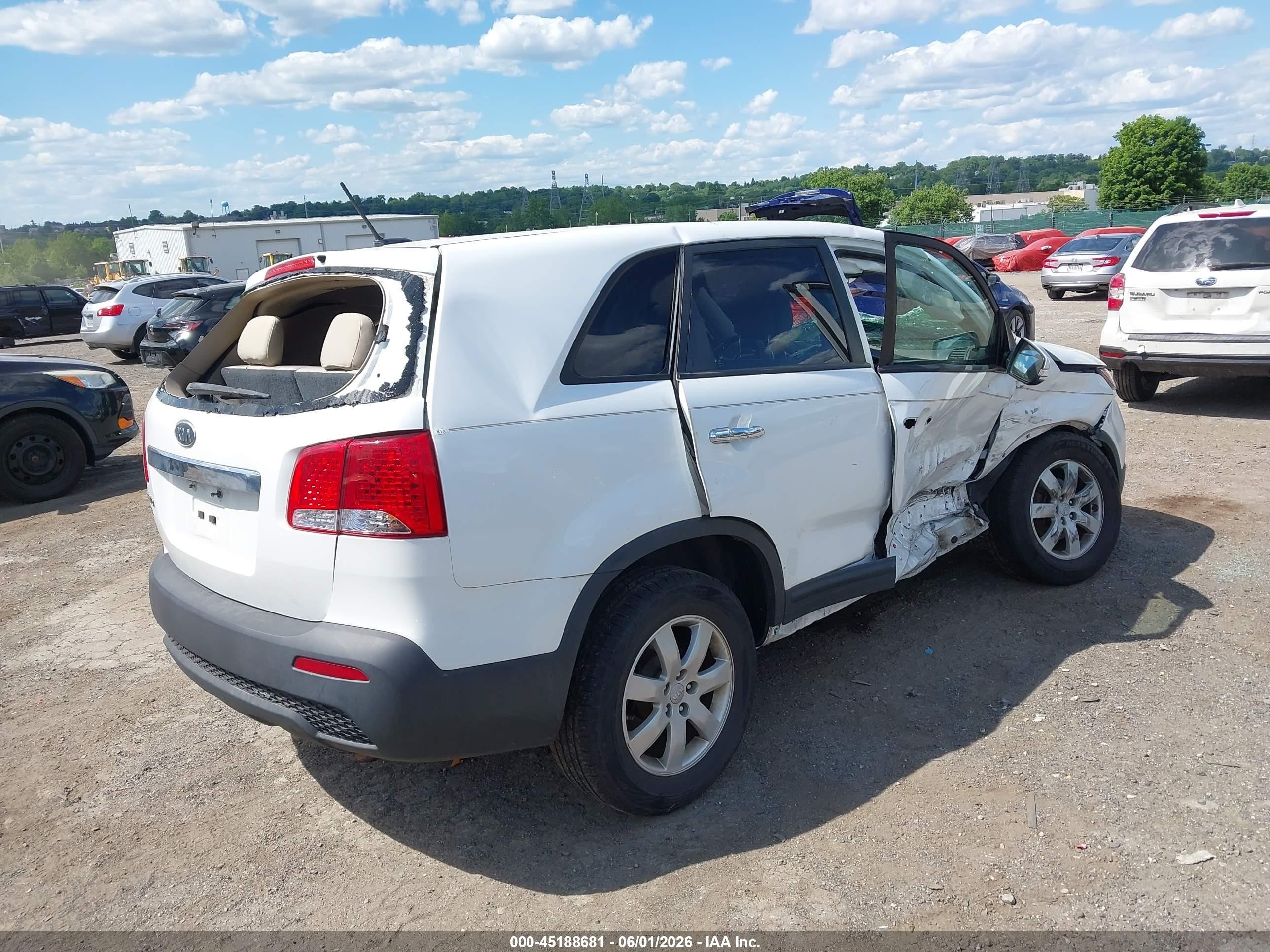 2013 Kia Sorento Lx White vin: 5XYKTDA6XDG423677
