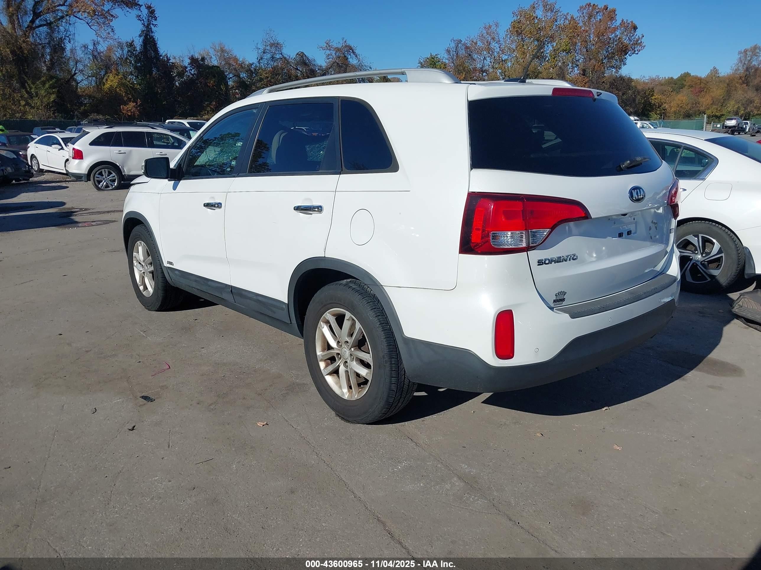 2015 Kia Sorento Lx White vin: 5XYKTDA6XFG555387