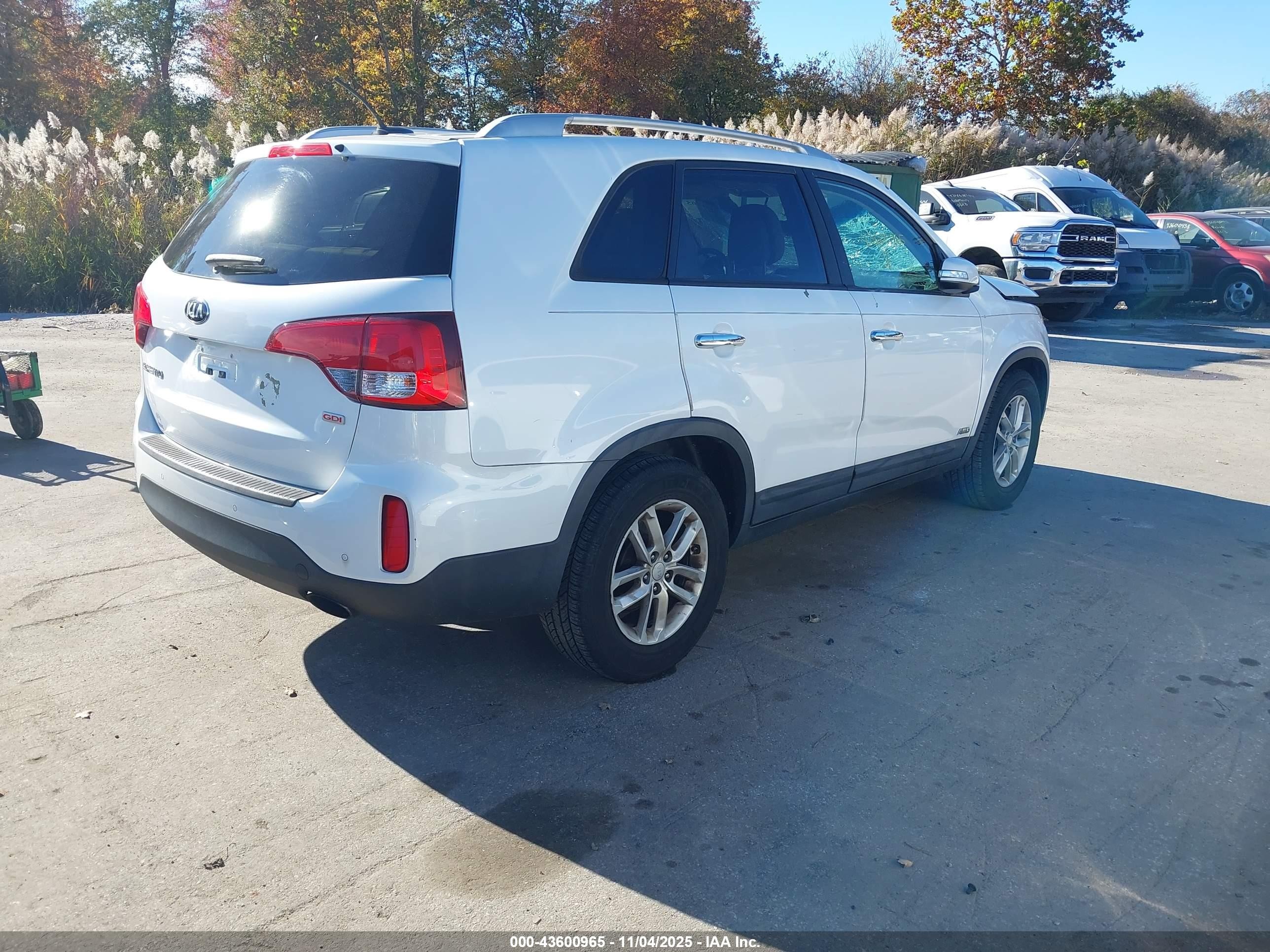 2015 Kia Sorento Lx White vin: 5XYKTDA6XFG555387