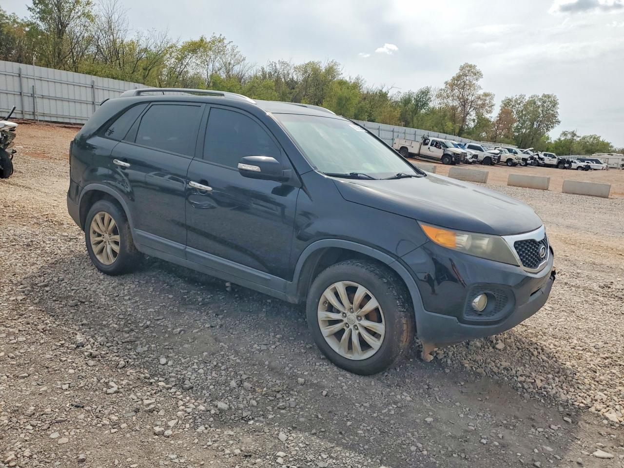 2011 Kia Sorento Base Black vin: 5XYKU3A14BG029875
