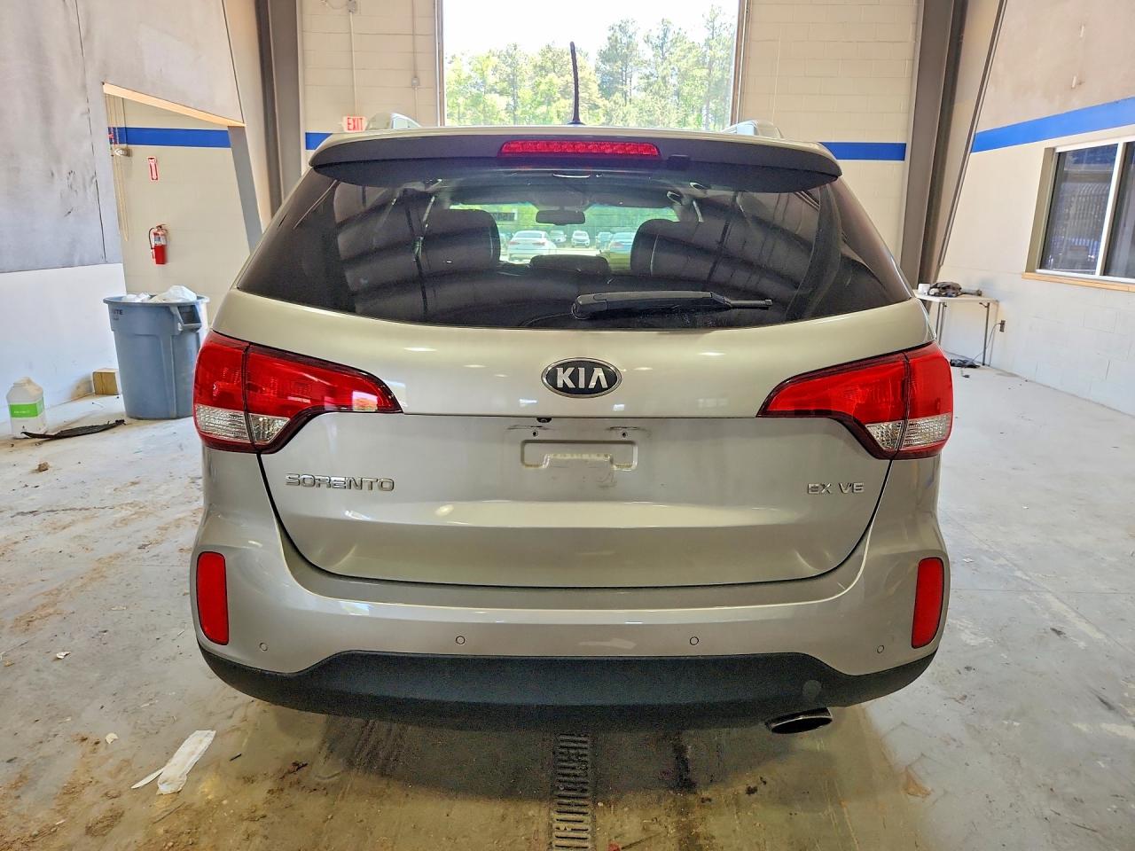 2015 Kia Borrego Silver vin: 5XYKU4A73FG632641