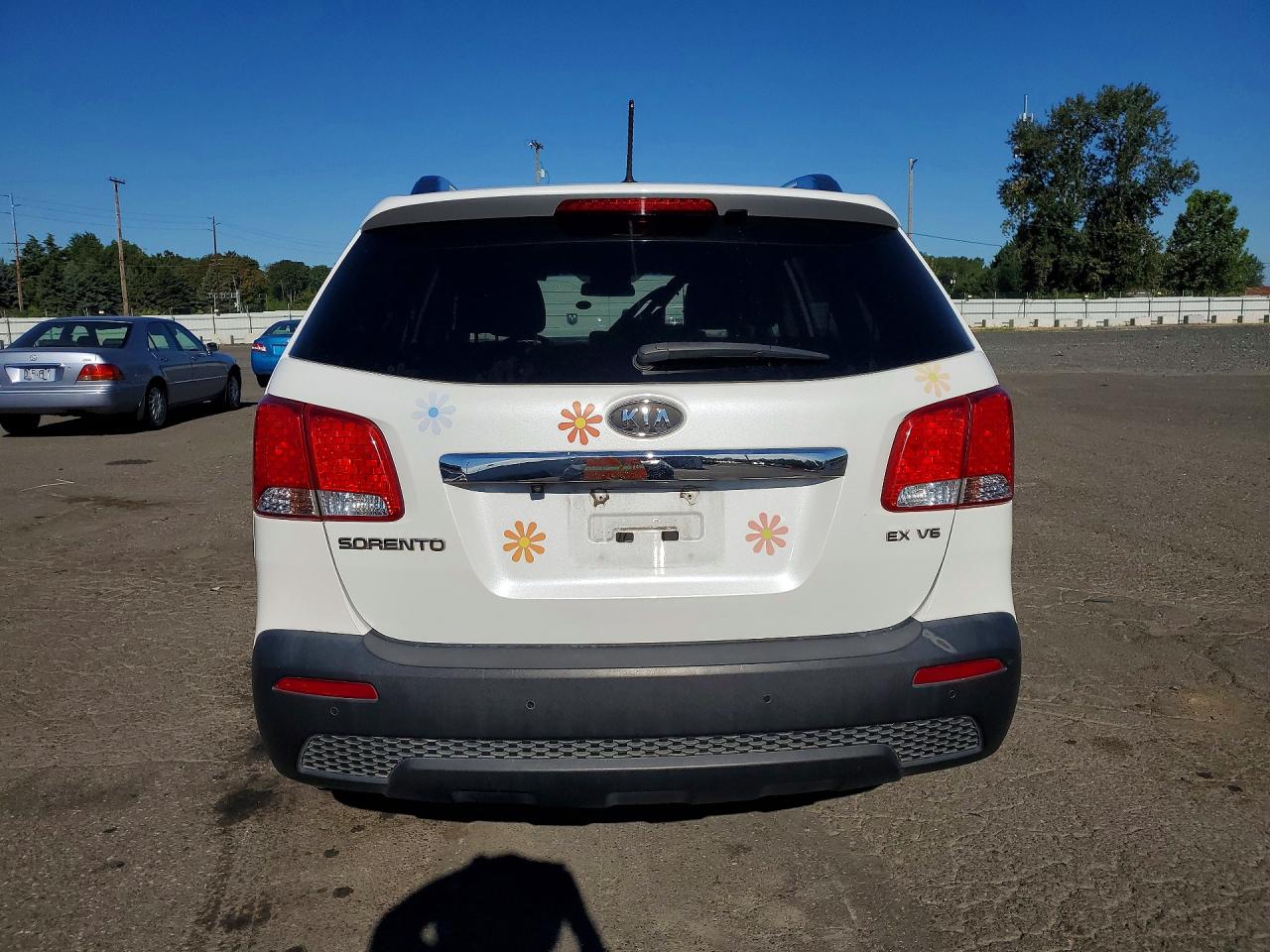 2011 Kia Sorento Ex White vin: 5XYKUDA27BG141066