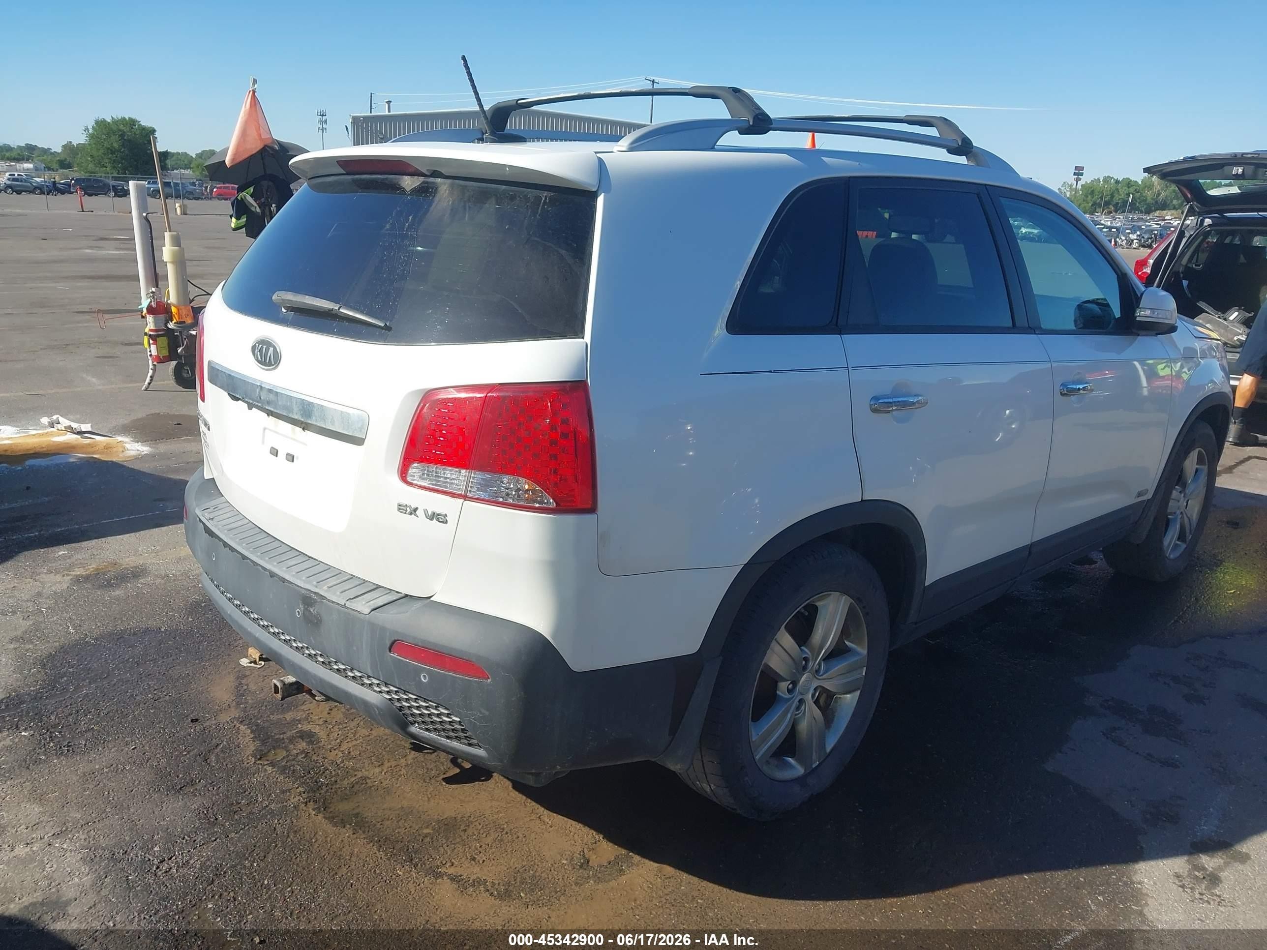 2013 Kia Sorento Ex V6 White vin: 5XYKUDA27DG380703