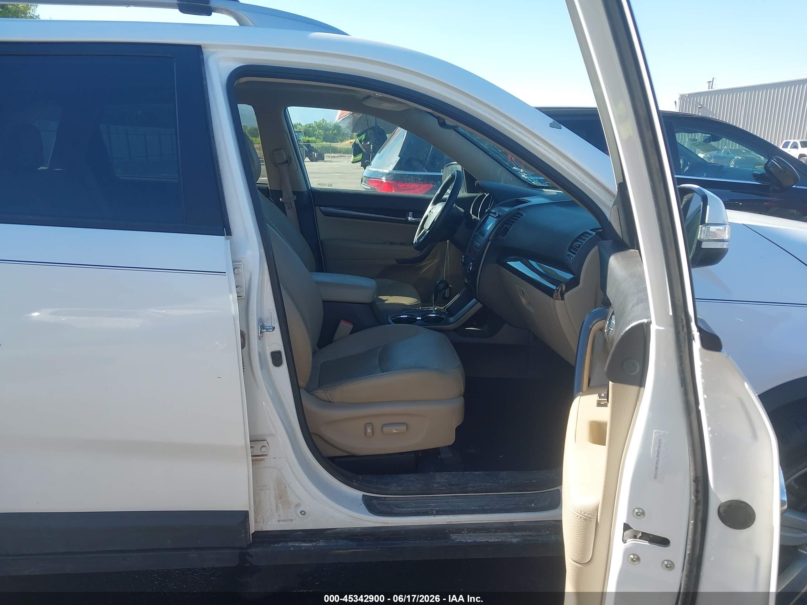 2013 Kia Sorento Ex V6 White vin: 5XYKUDA27DG380703