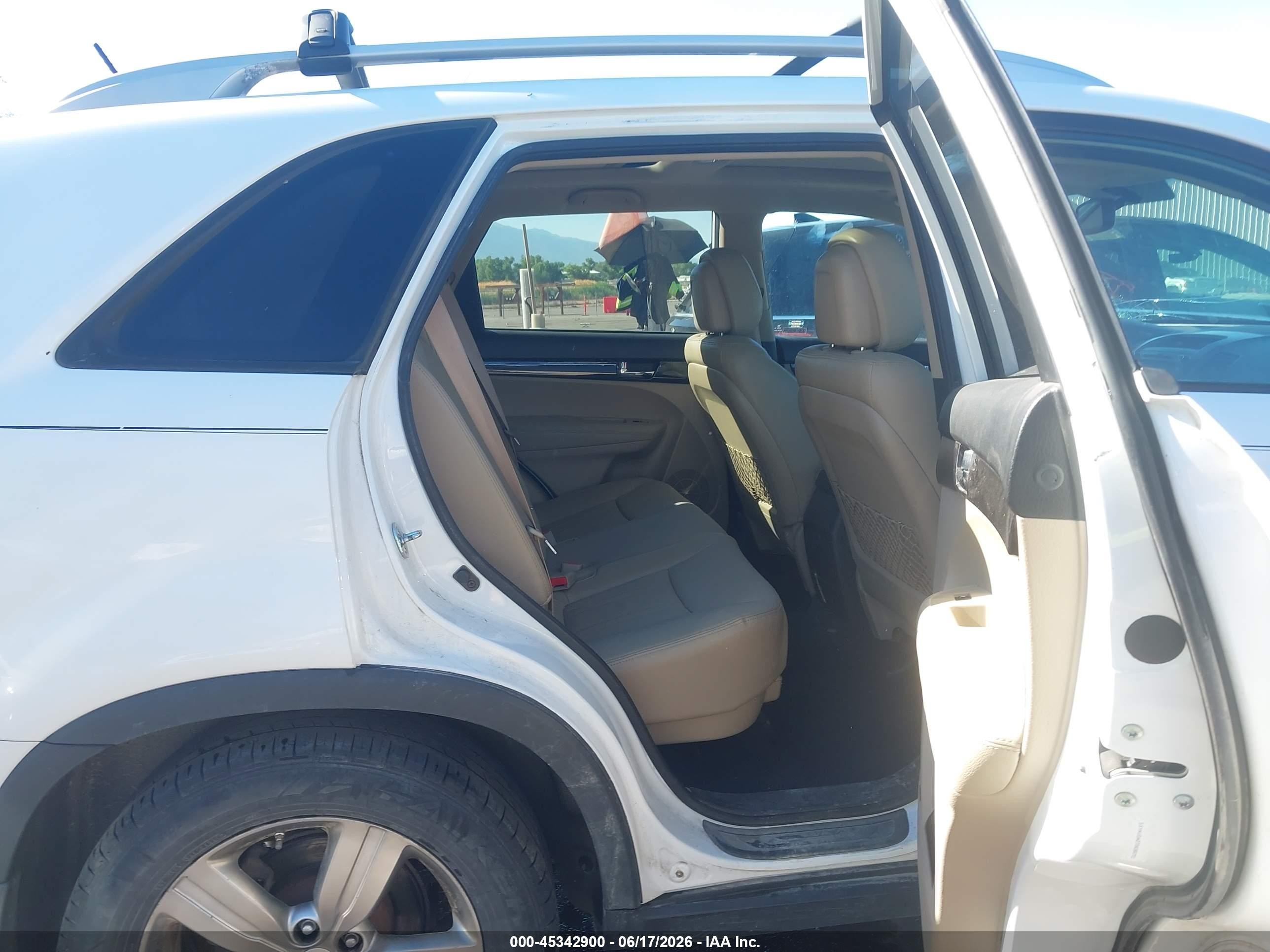2013 Kia Sorento Ex V6 White vin: 5XYKUDA27DG380703