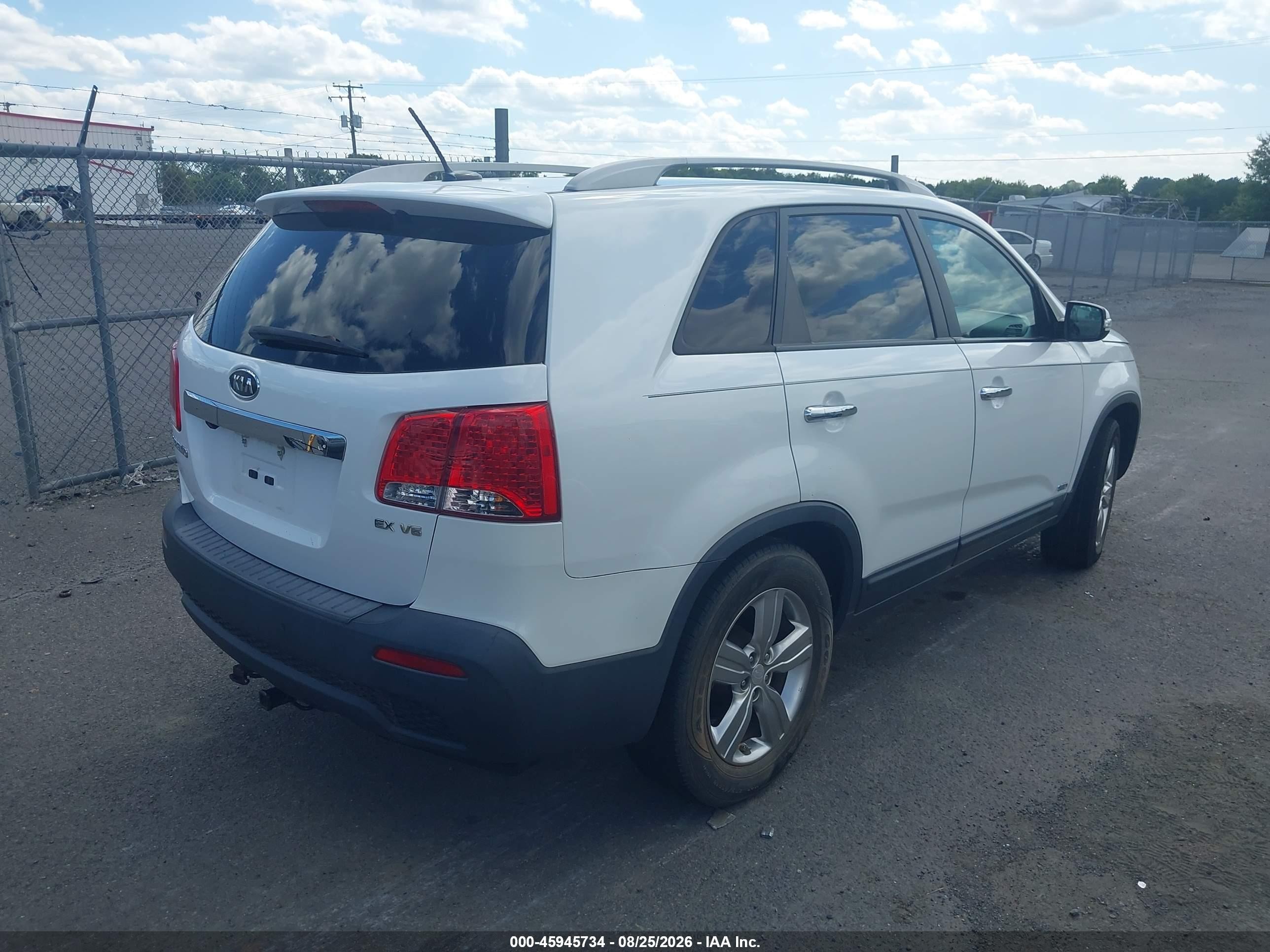 2013 Kia Sorento Ex V6 White vin: 5XYKUDA2XDG412849