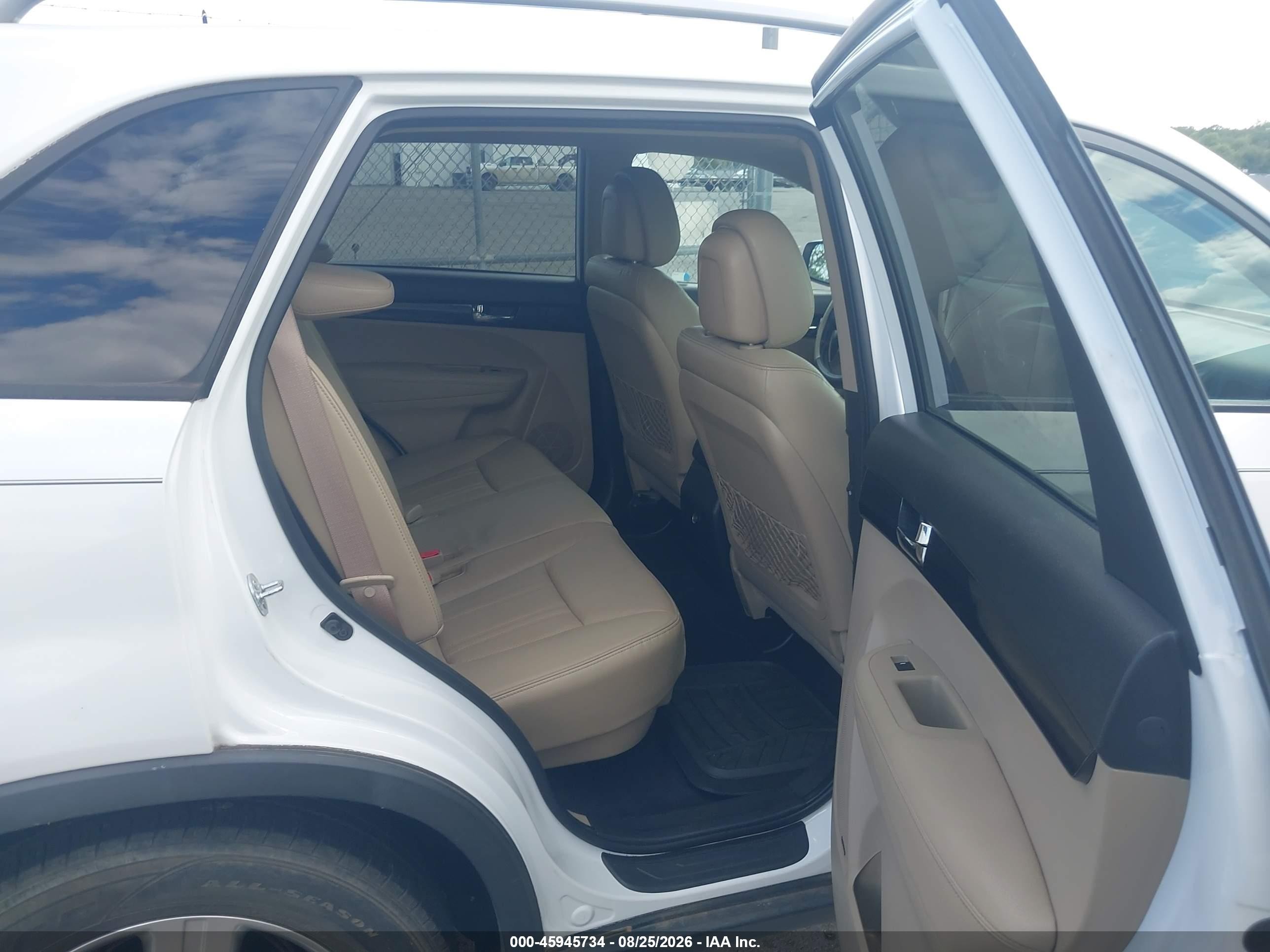 2013 Kia Sorento Ex V6 White vin: 5XYKUDA2XDG412849