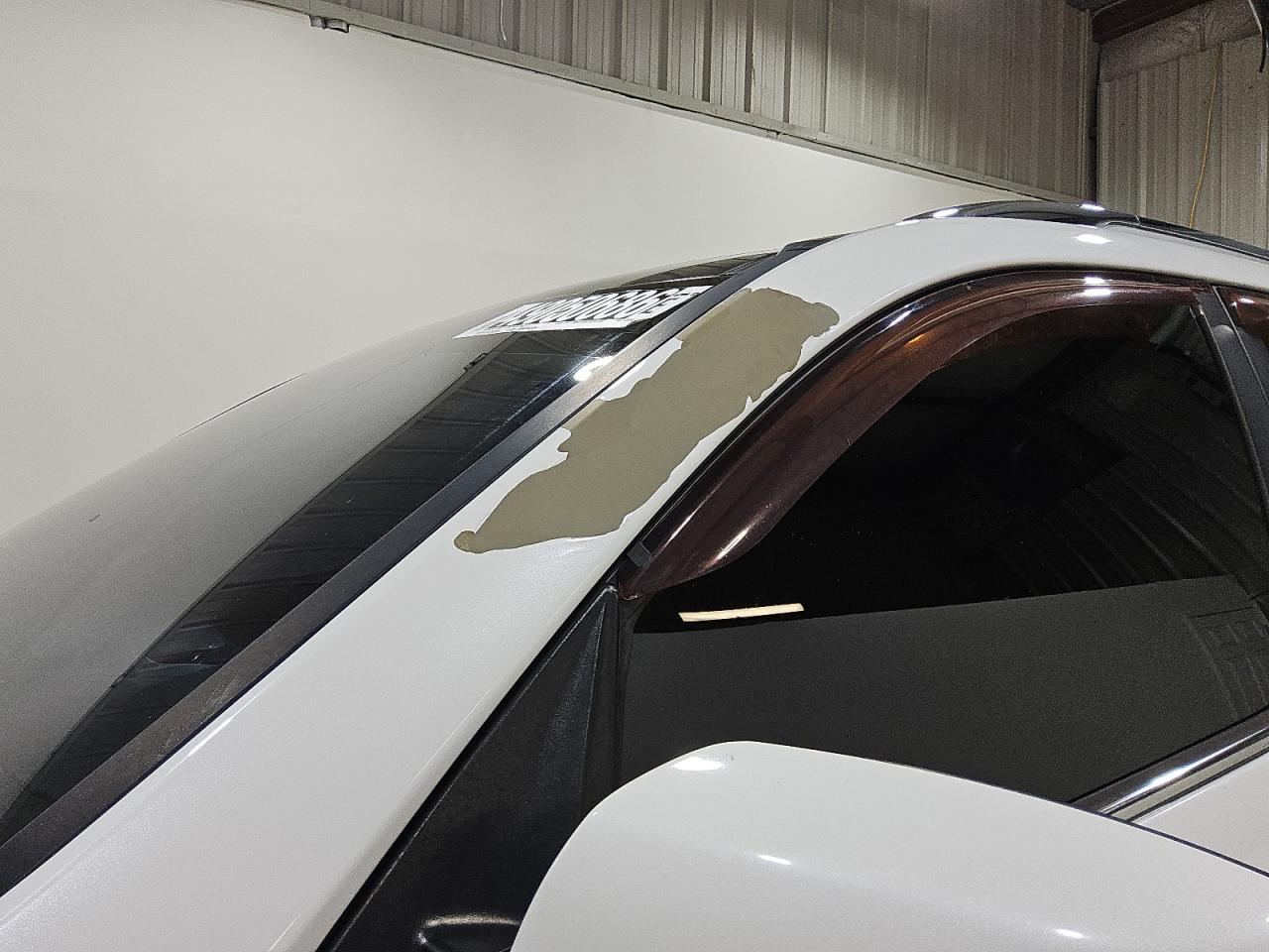 2015 Kia Sorento Sx Белый vin: 5XYKW4A70FG613250 Damage: Left Drip Rail, Peeling, > 12 Inches