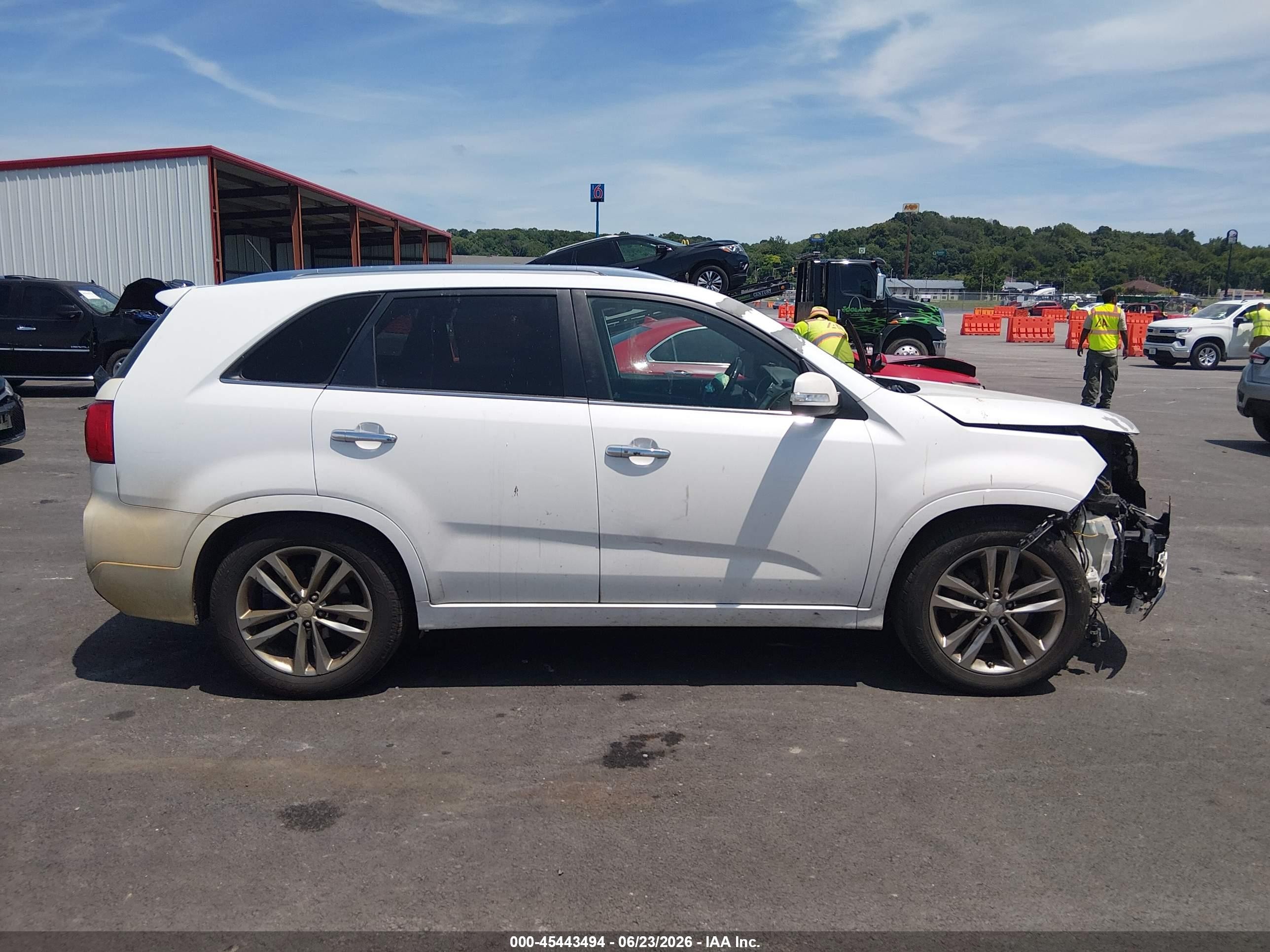 2014 Kia Sorento Limited V6 White vin: 5XYKW4A77EG439725
