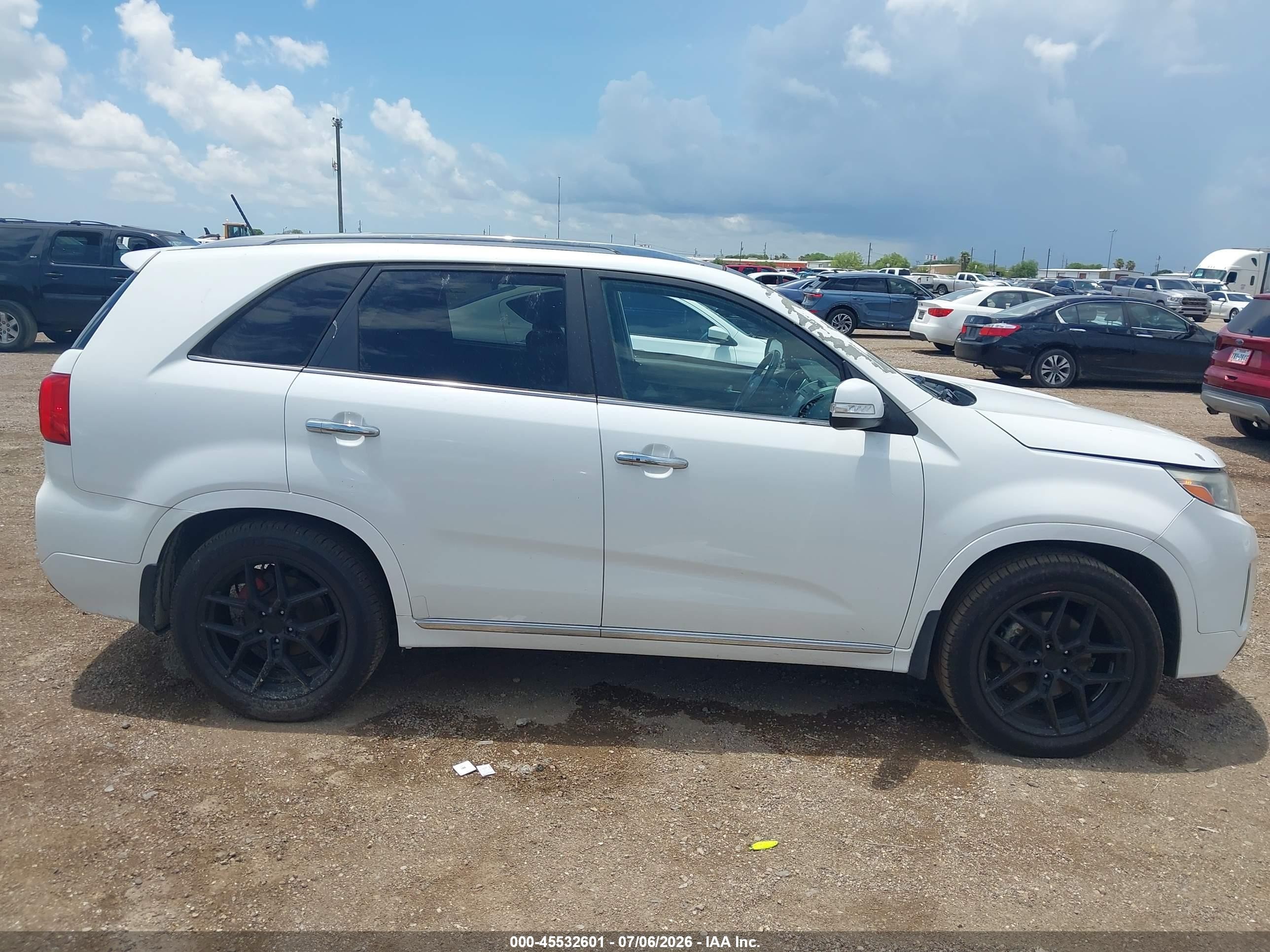 2014 Kia Sorento Limited V6 White vin: 5XYKW4A79EG490076