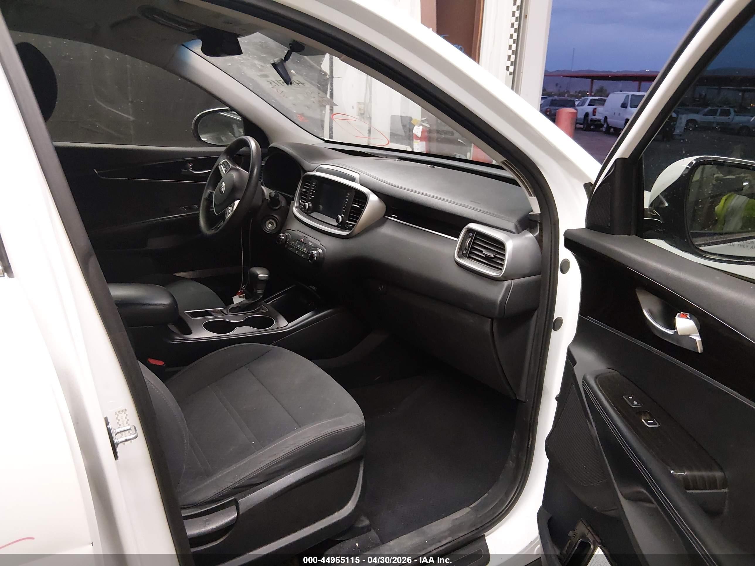 2019 Kia Sorento 2.4l L White vin: 5XYPG4A32KG611767