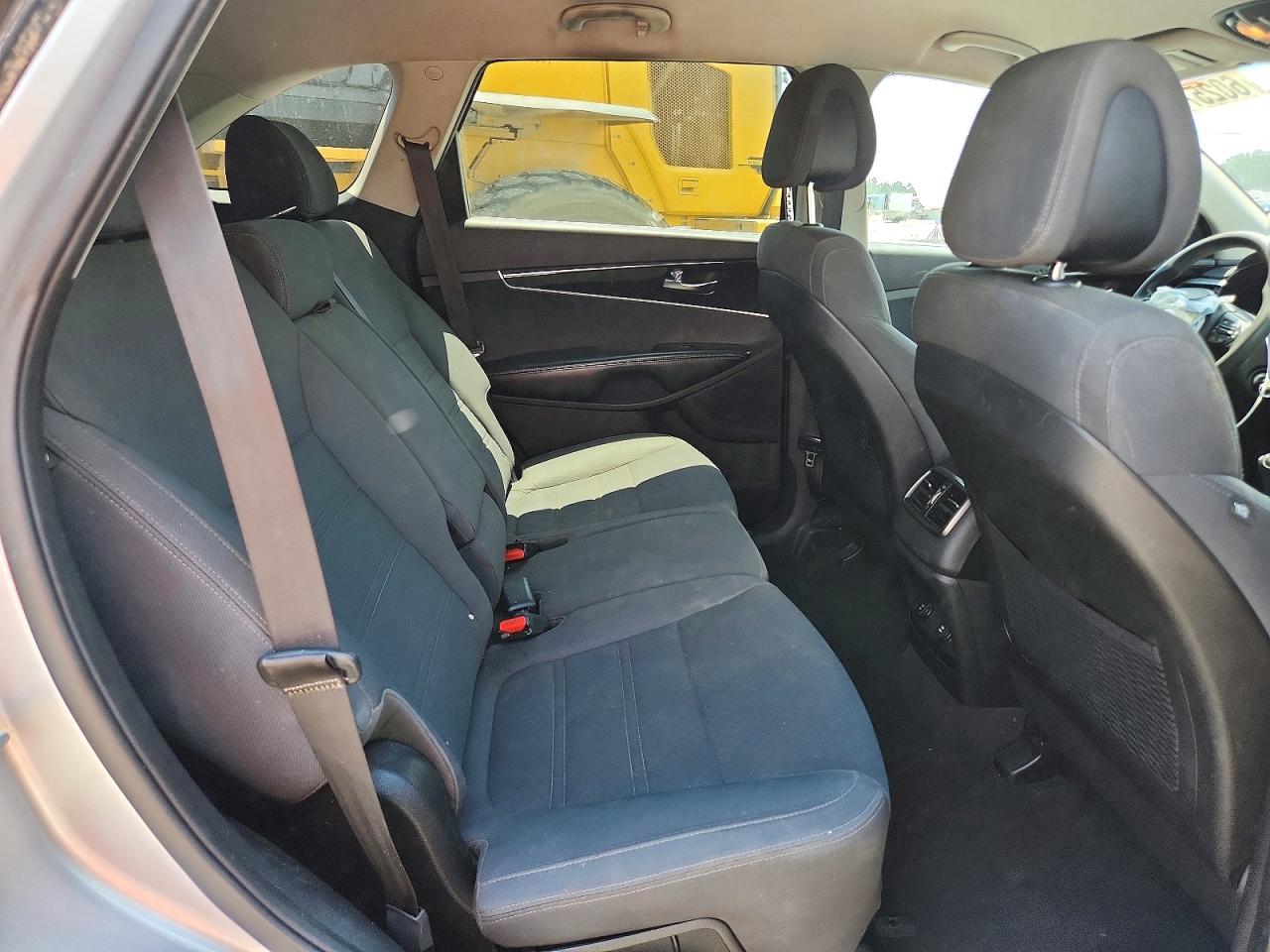 2016 Kia Sorento Lx Silver vin: 5XYPG4A36GG016461