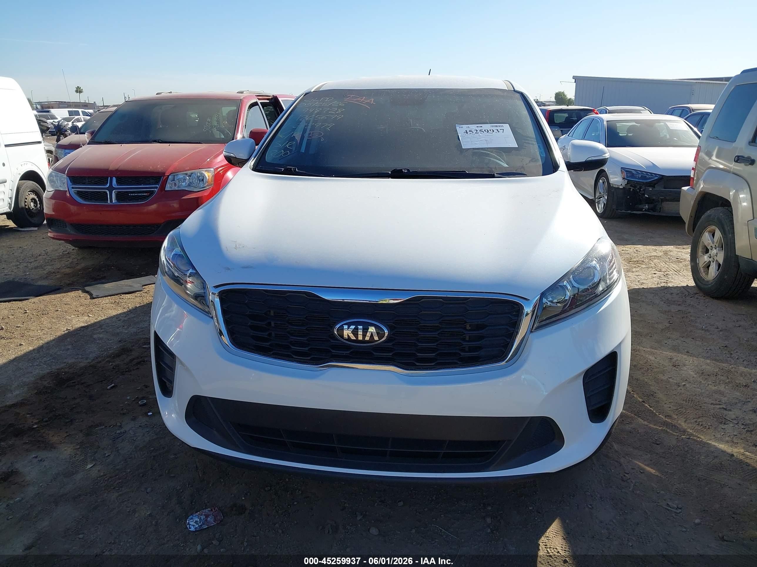 2020 Kia Sorento 2.4l L White vin: 5XYPG4A37LG682979