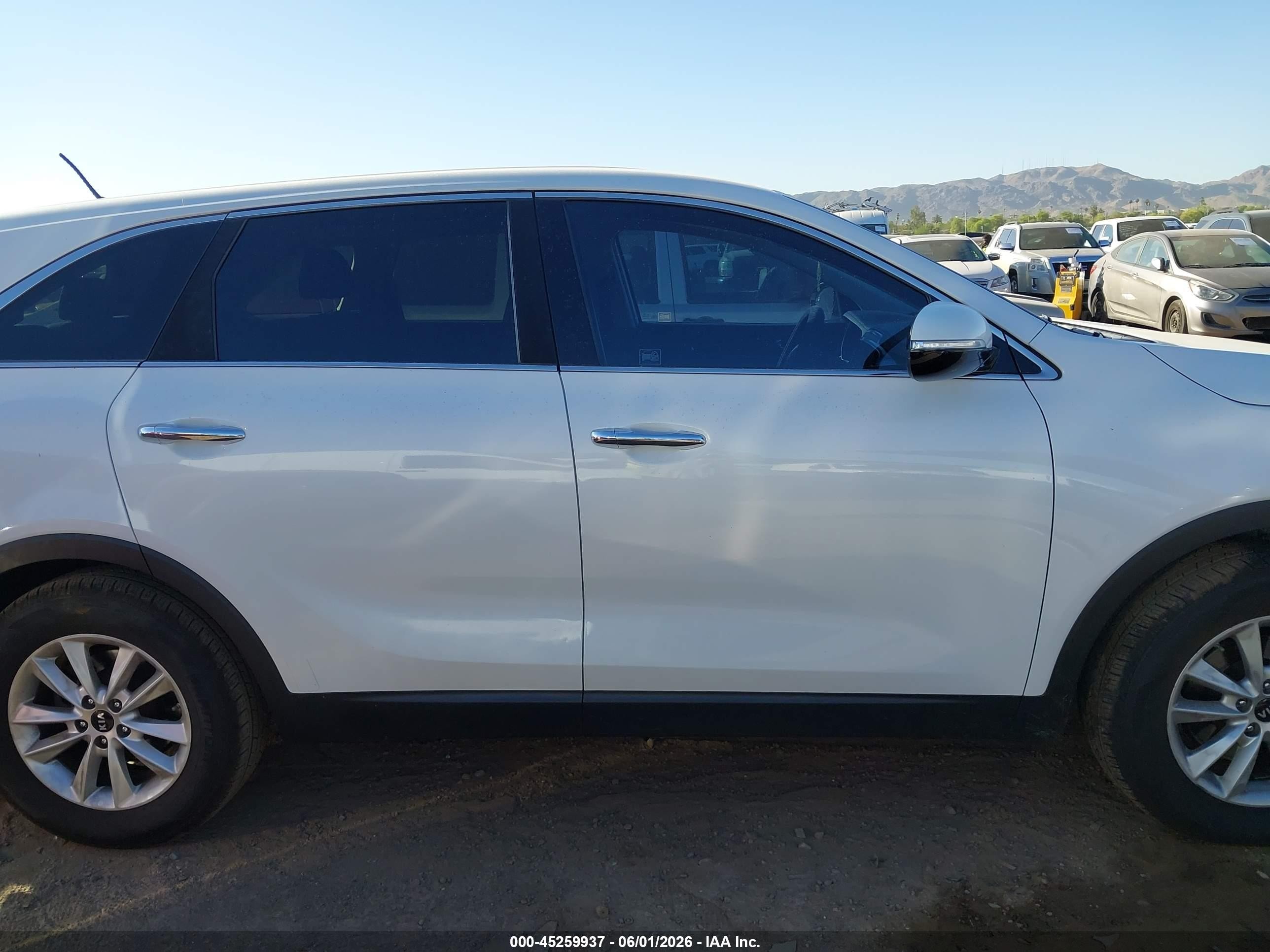 2020 Kia Sorento 2.4l L White vin: 5XYPG4A37LG682979