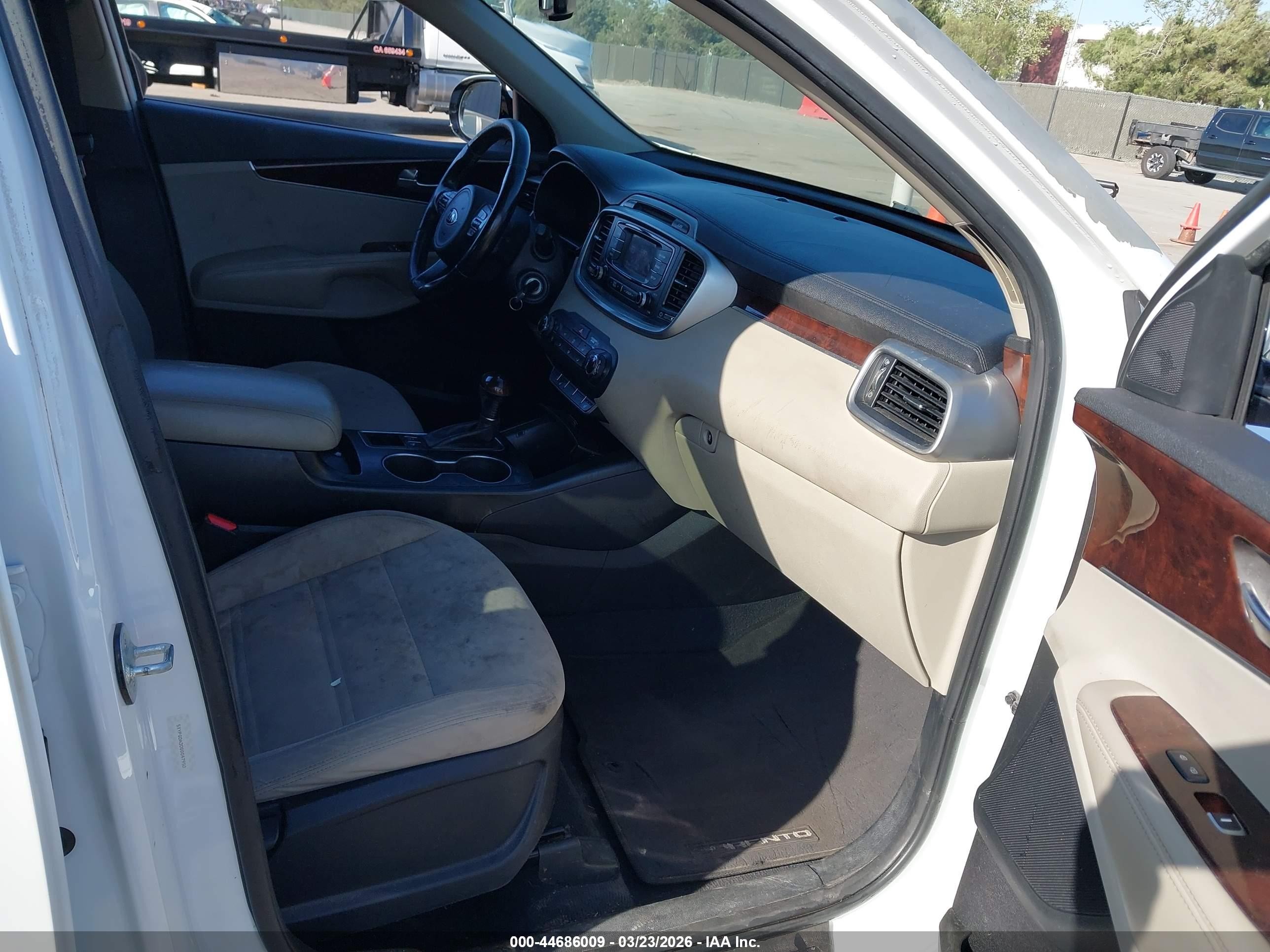 2016 Kia Sorento 2.4l Lx White vin: 5XYPGDA30GG047950