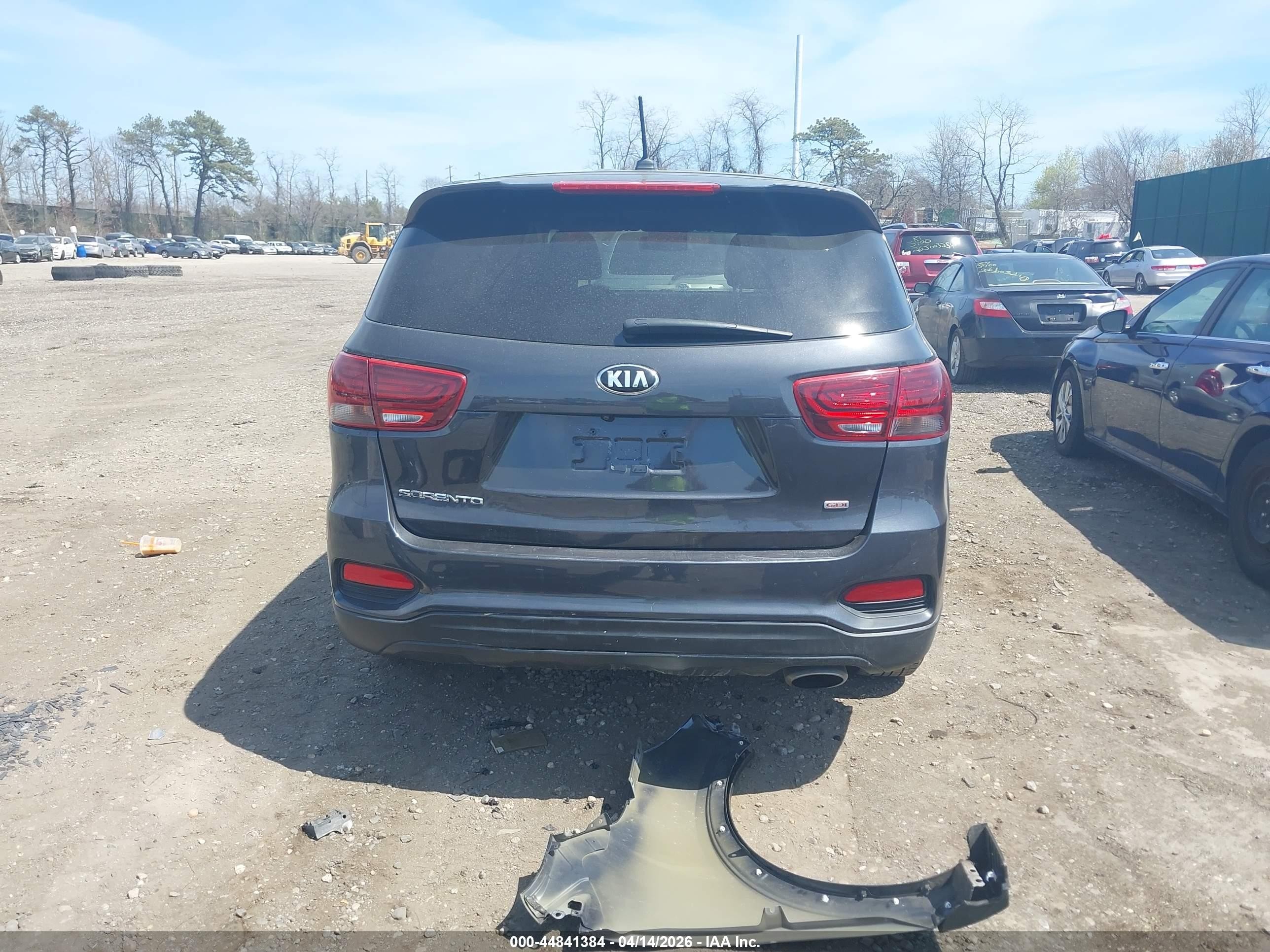 2019 Kia Sorento 2.4l Lx Серый vin: 5XYPGDA32KG557550