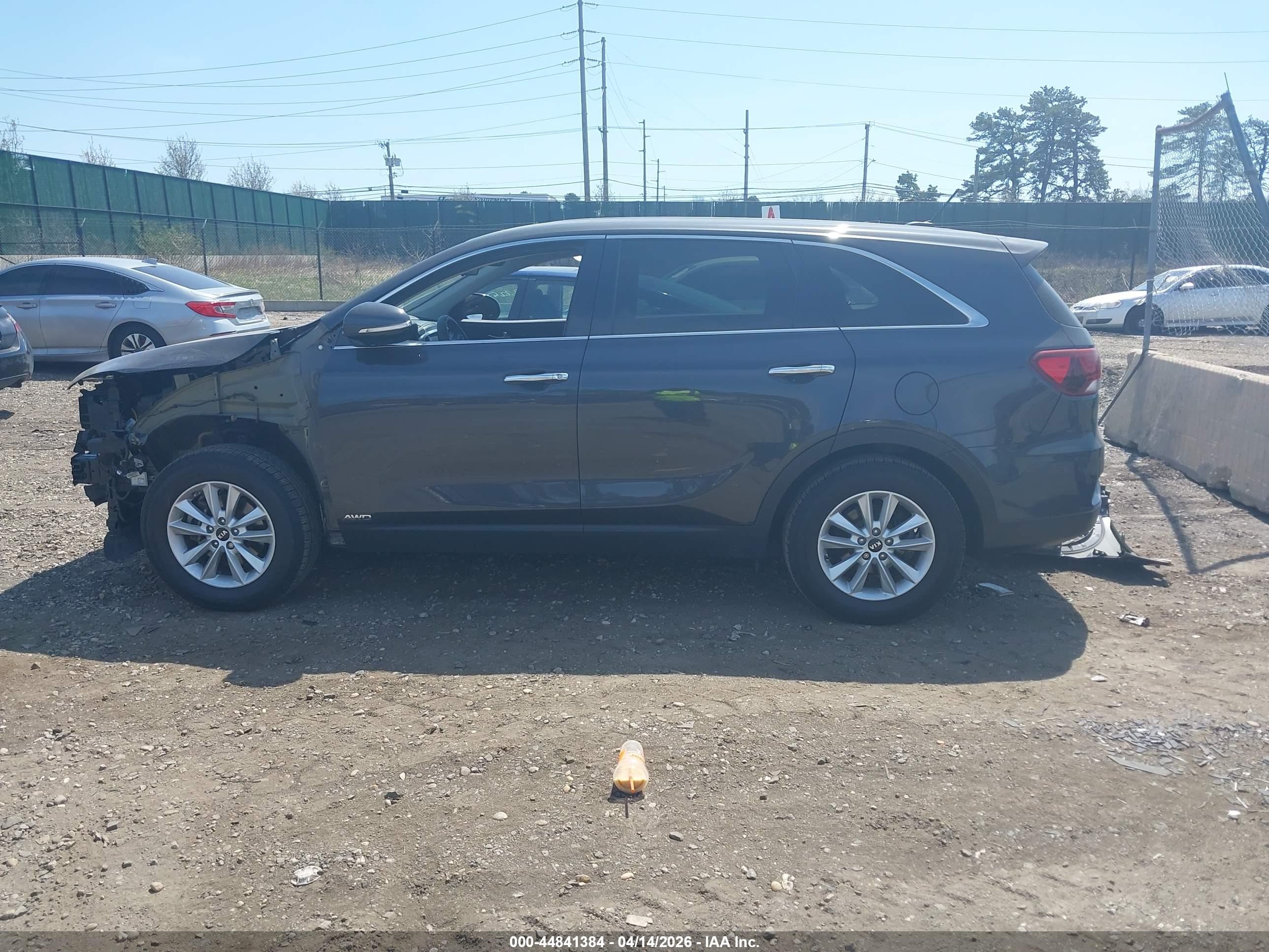 2019 Kia Sorento 2.4l Lx Серый vin: 5XYPGDA32KG557550