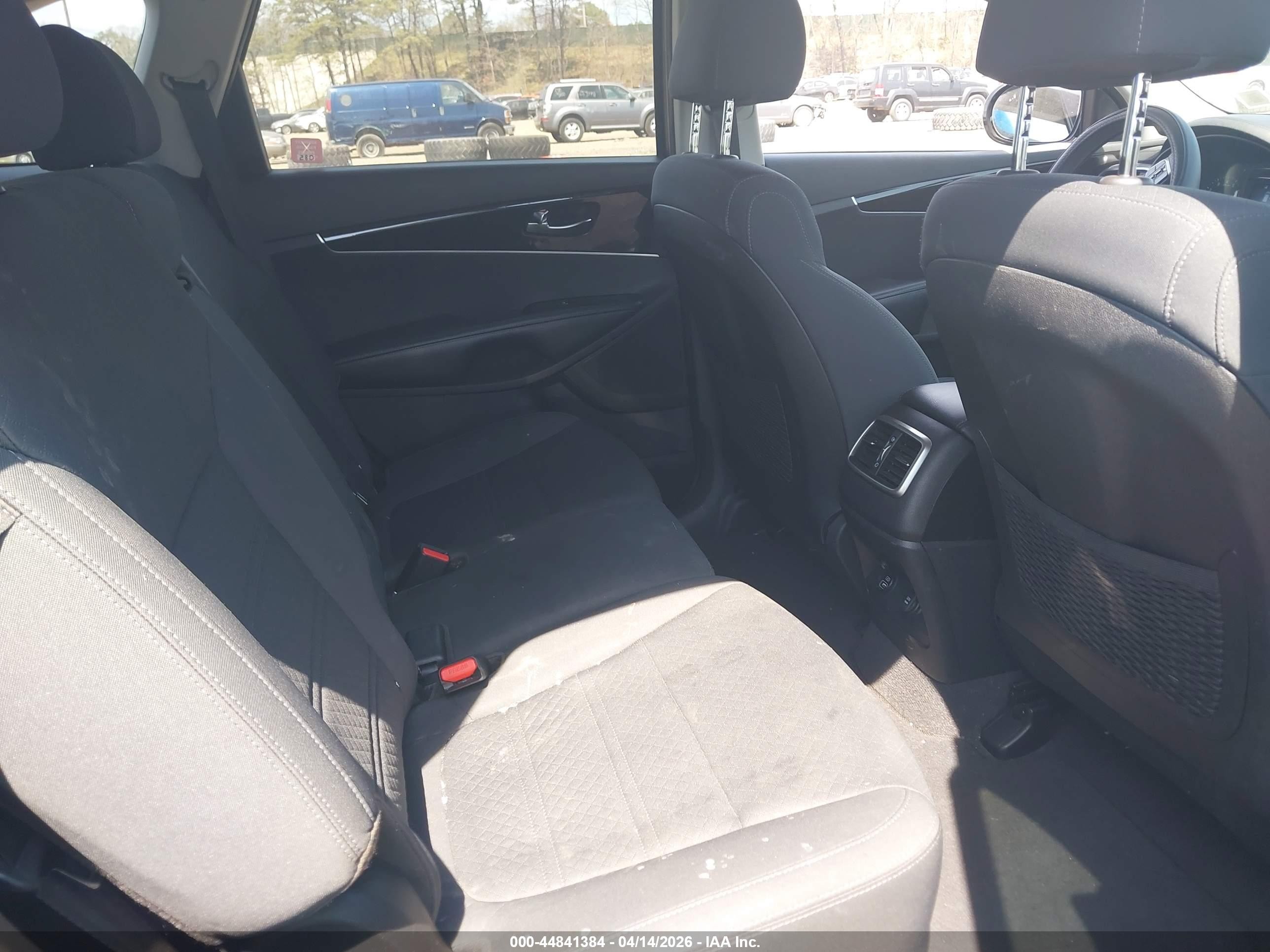 2019 Kia Sorento 2.4l Lx Серый vin: 5XYPGDA32KG557550