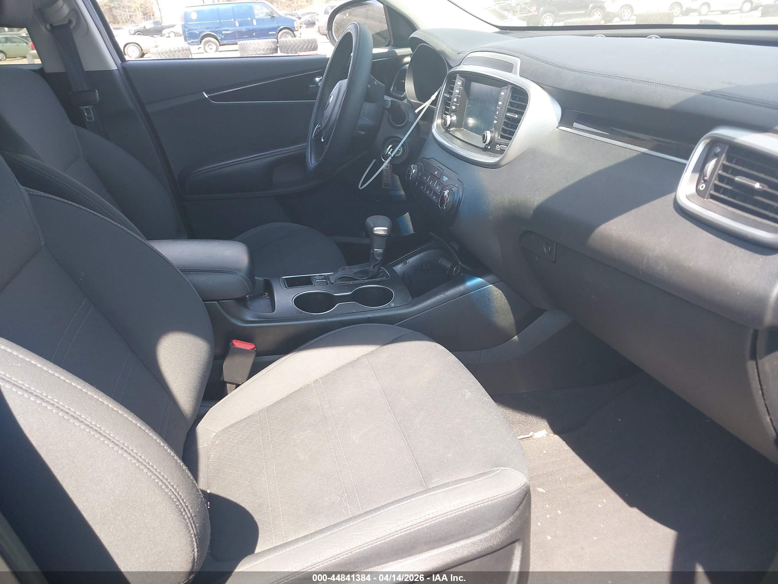 2019 Kia Sorento 2.4l Lx Серый vin: 5XYPGDA32KG557550