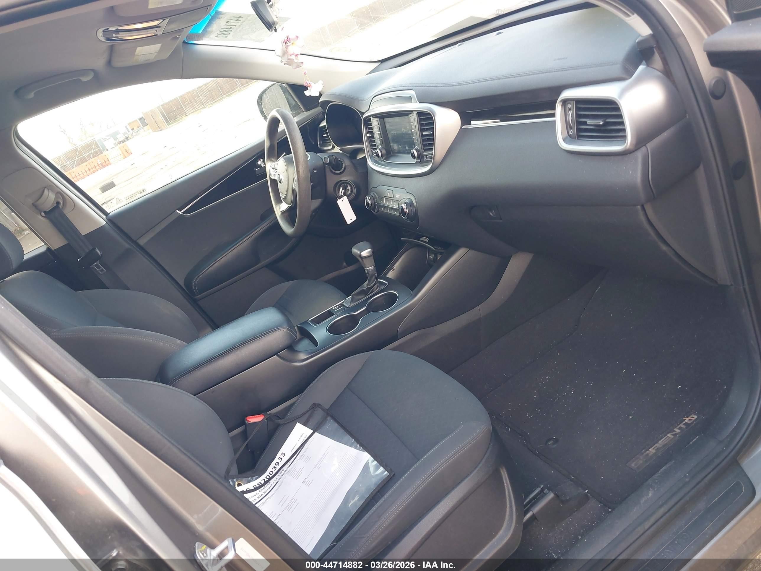 2019 Kia Sorento 2.4l Lx Silver vin: 5XYPGDA33KG524735