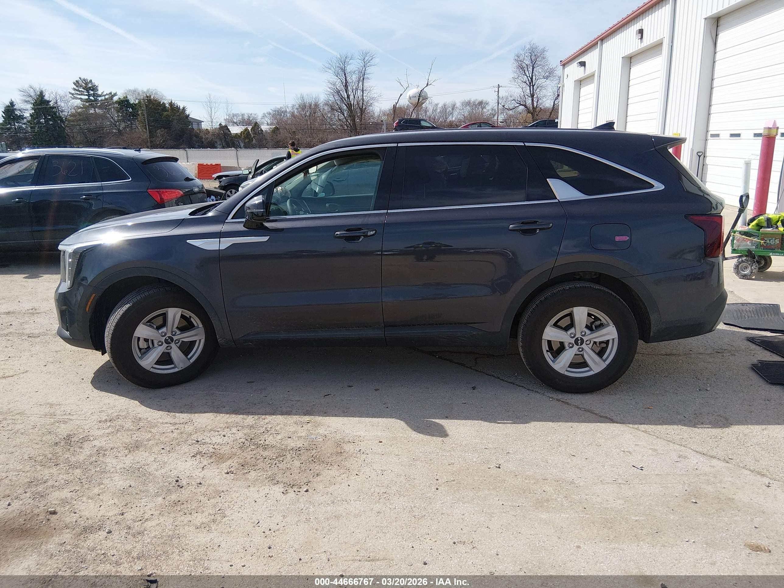 2025 Kia Sorento Lx Серебряный vin: 5XYRG4JC2SG391717