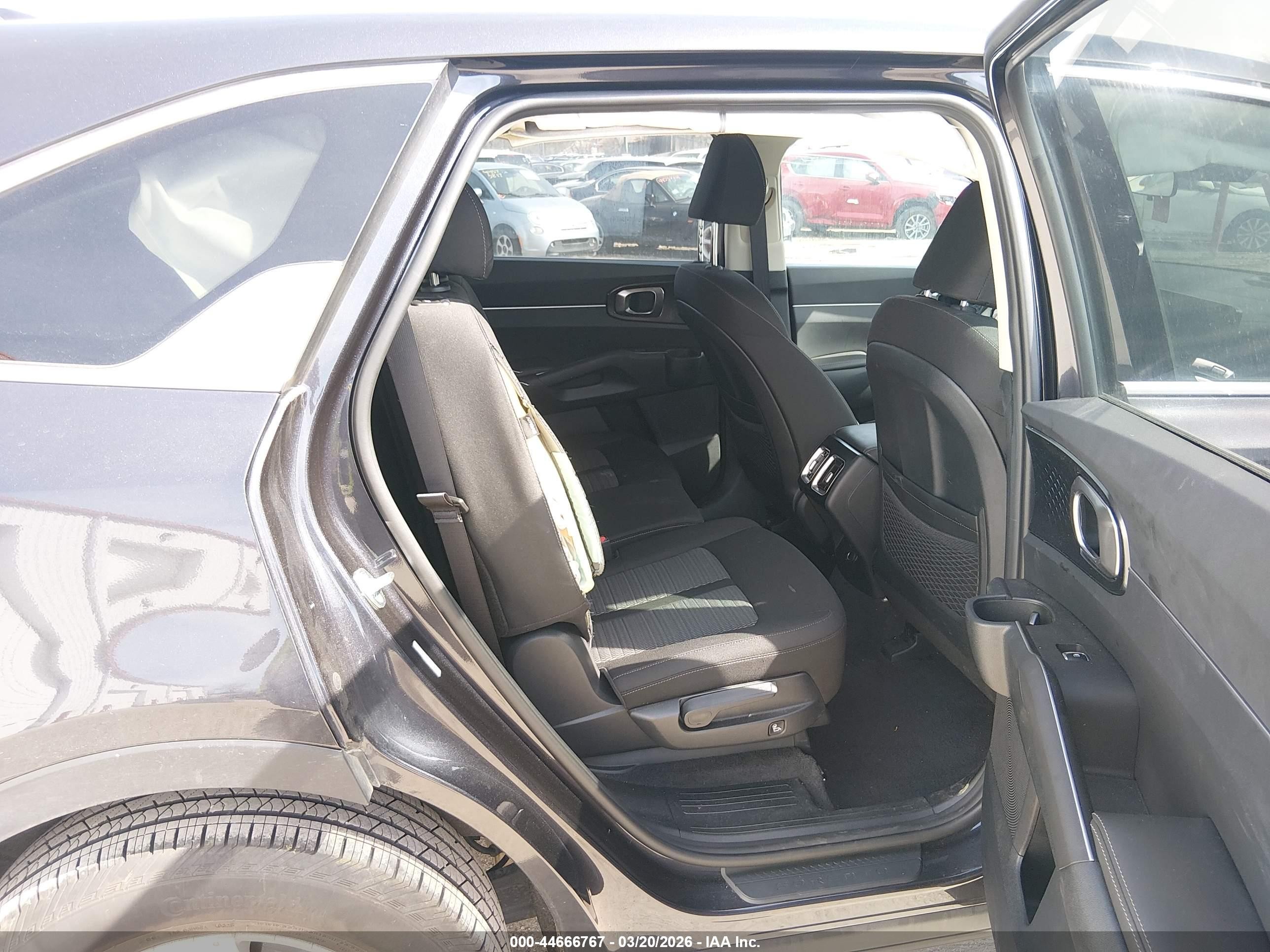 2025 Kia Sorento Lx Серебряный vin: 5XYRG4JC2SG391717