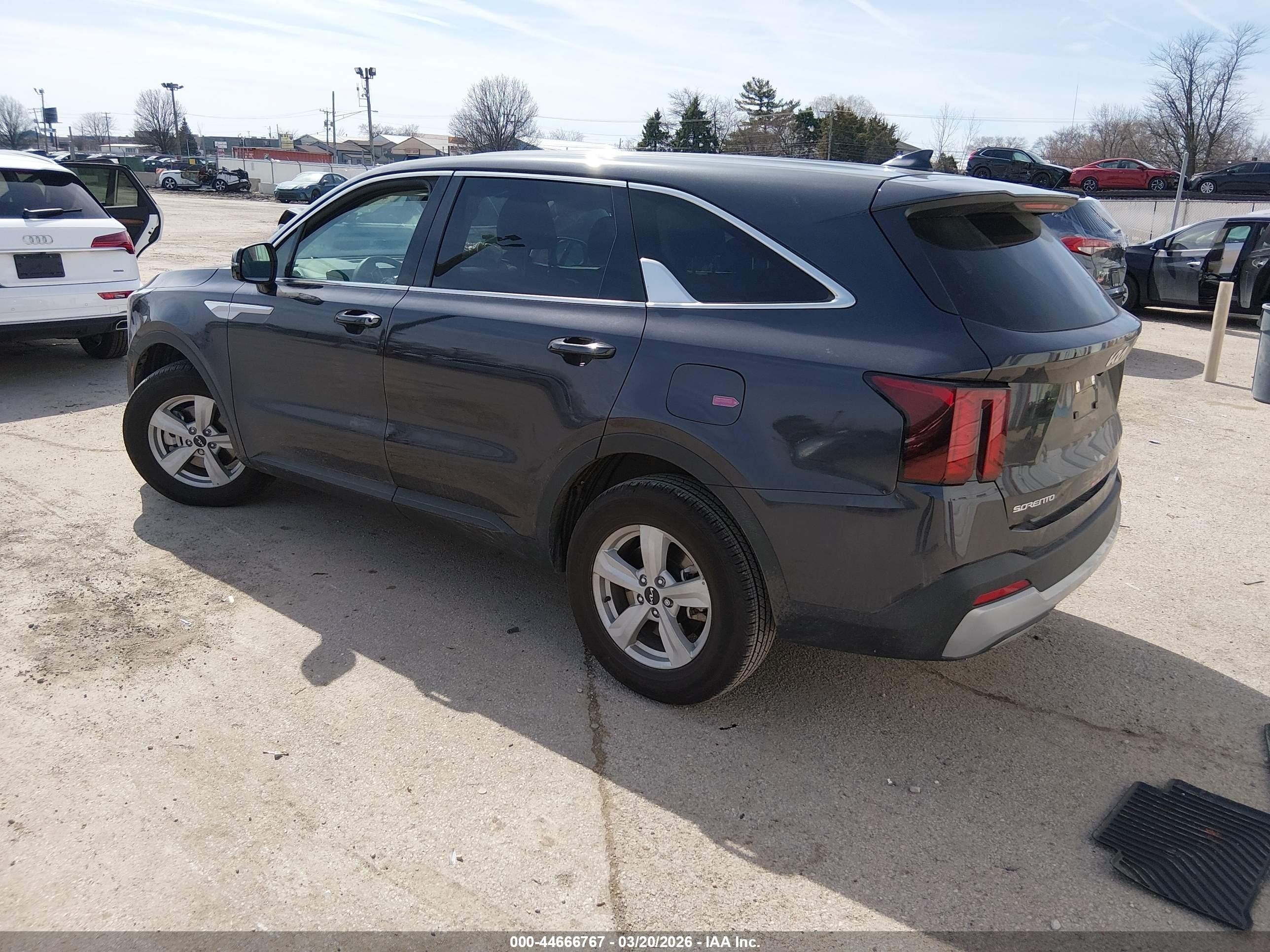 2025 Kia Sorento Lx Серебряный vin: 5XYRG4JC2SG391717