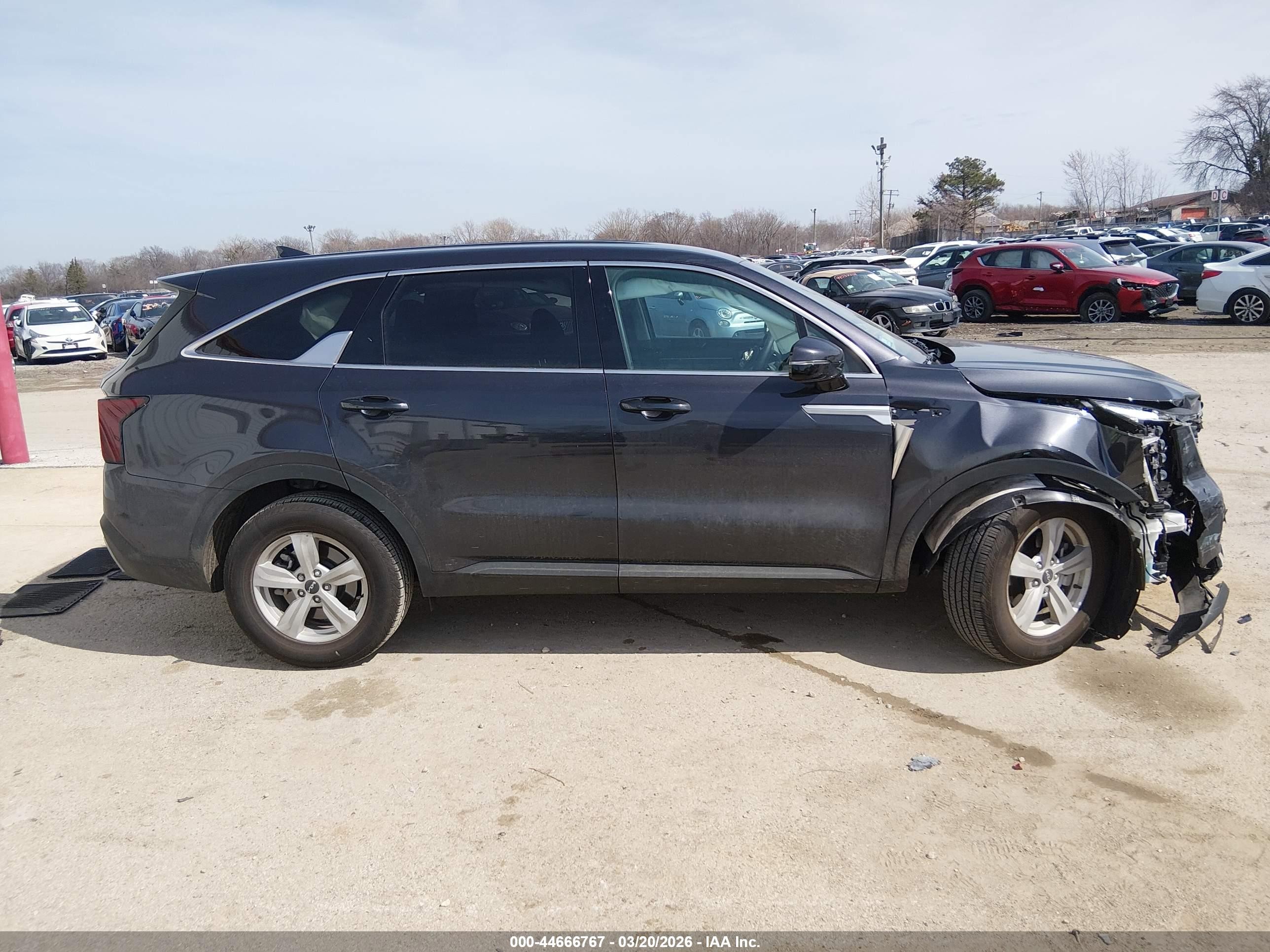 2025 Kia Sorento Lx Серебряный vin: 5XYRG4JC2SG391717