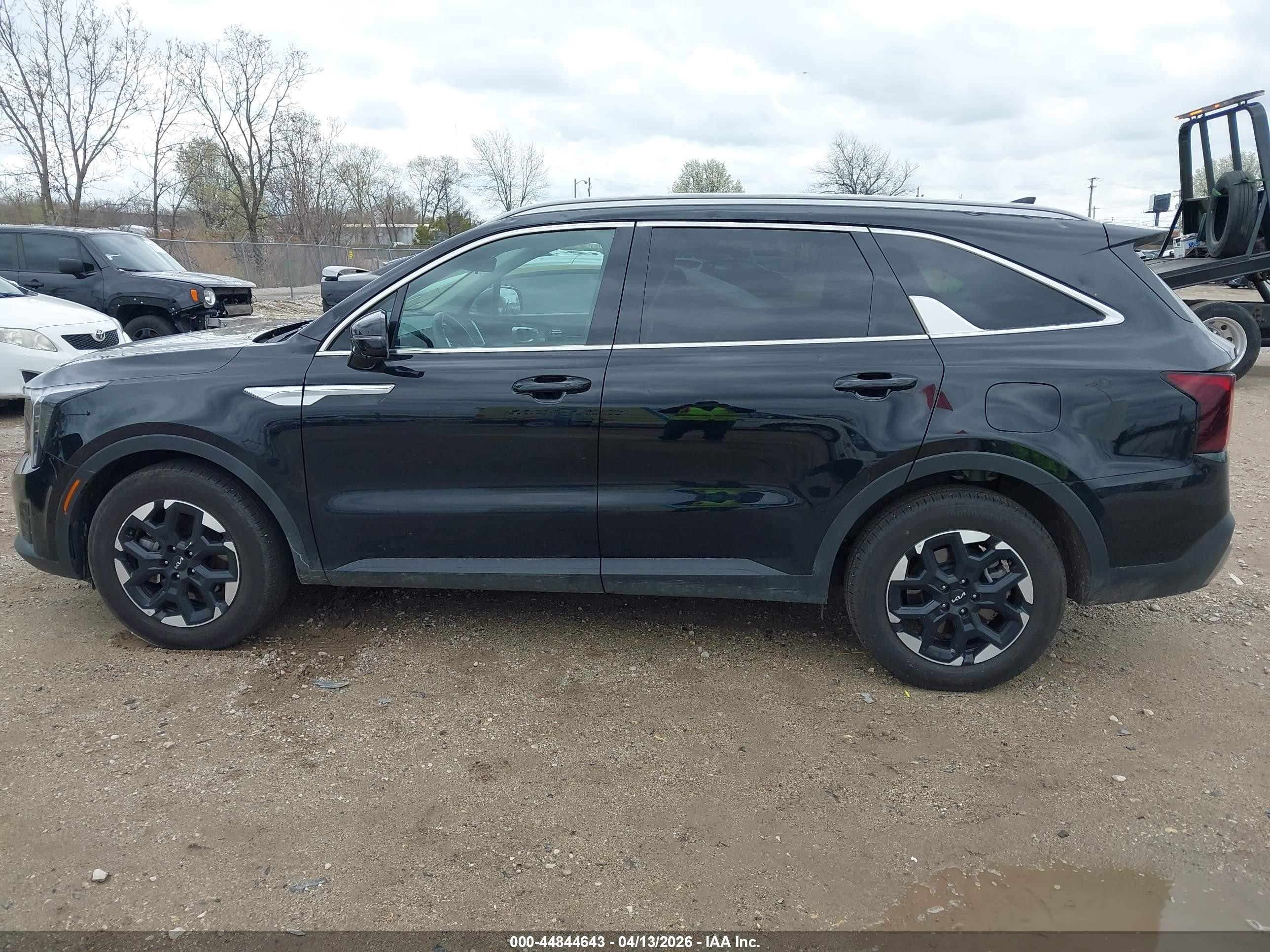2026 Kia Sorento S Black vin: 5XYRL4JC2TG410327