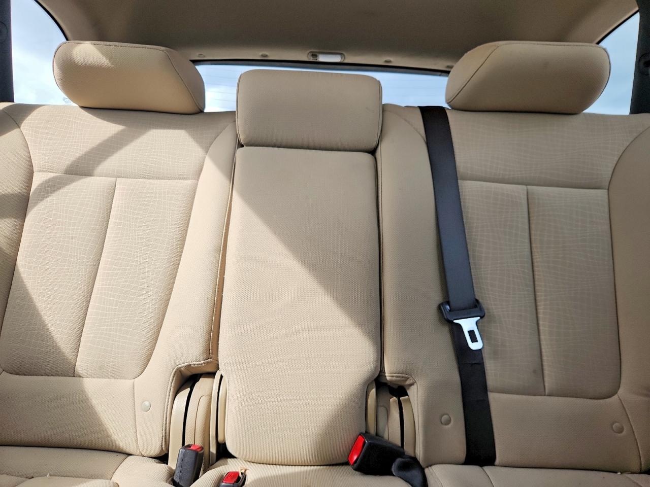 2012 Hyundai Santa Fe Gls White vin: 5XYZG3AB5CG108679