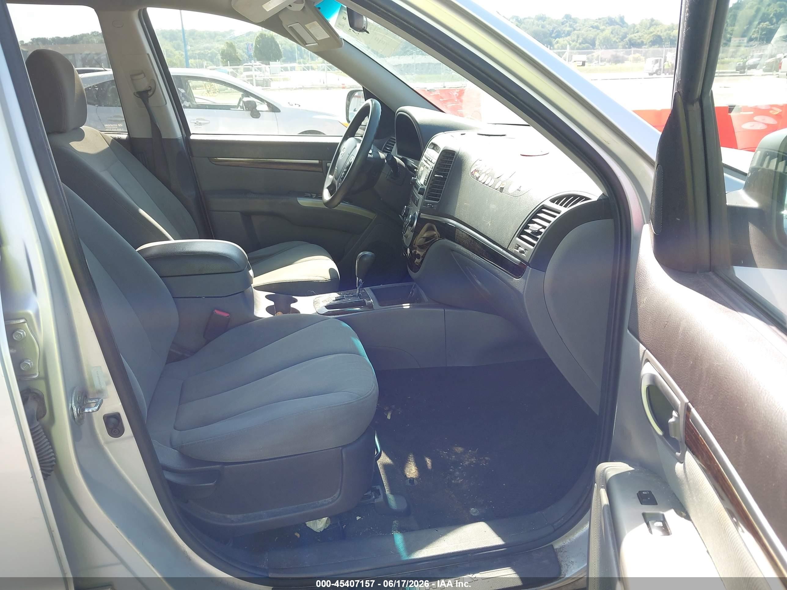 2012 Hyundai Santa Fe Gls Silver vin: 5XYZGDAB2CG091975