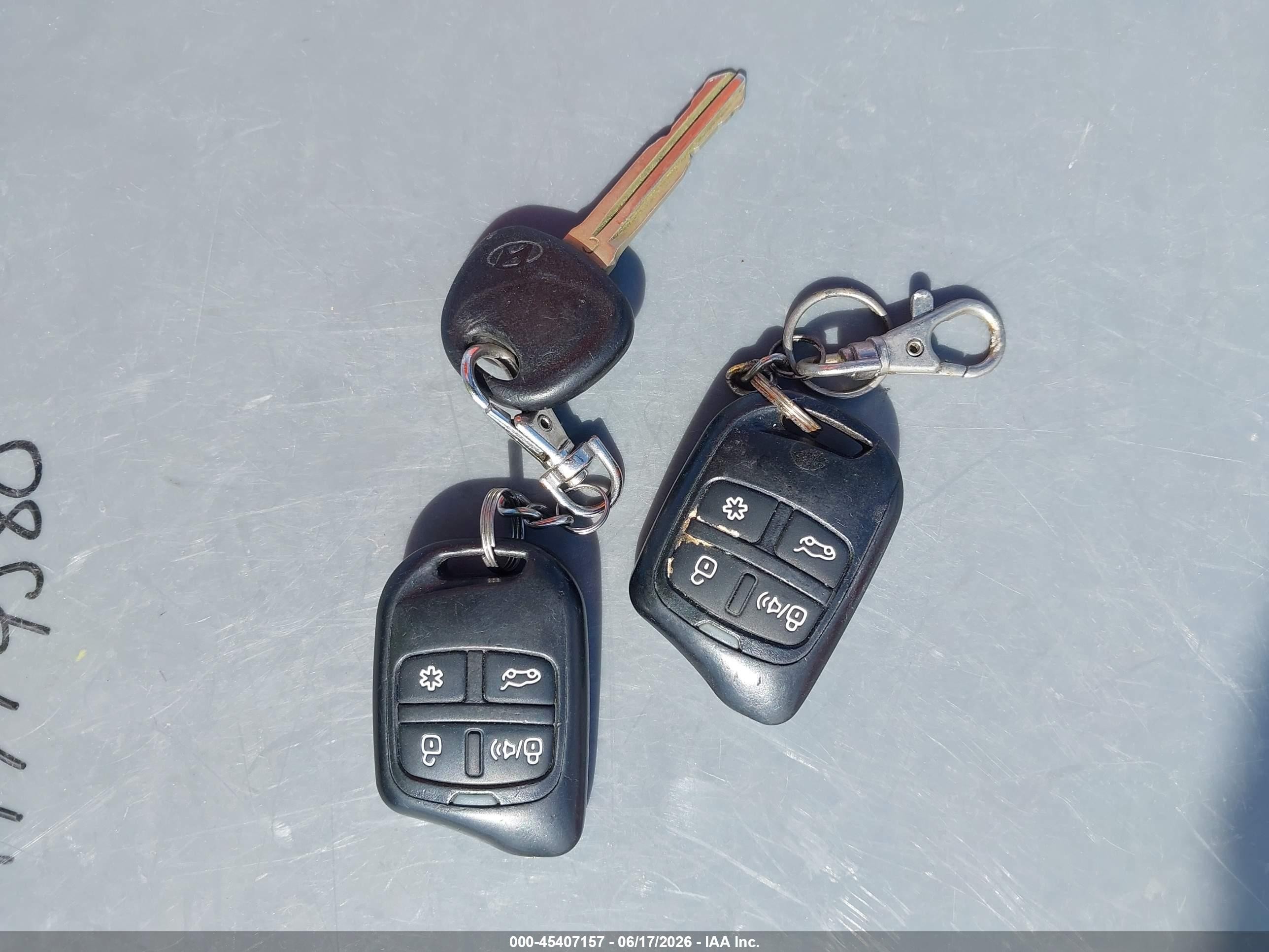 2012 Hyundai Santa Fe Gls Silver vin: 5XYZGDAB2CG091975