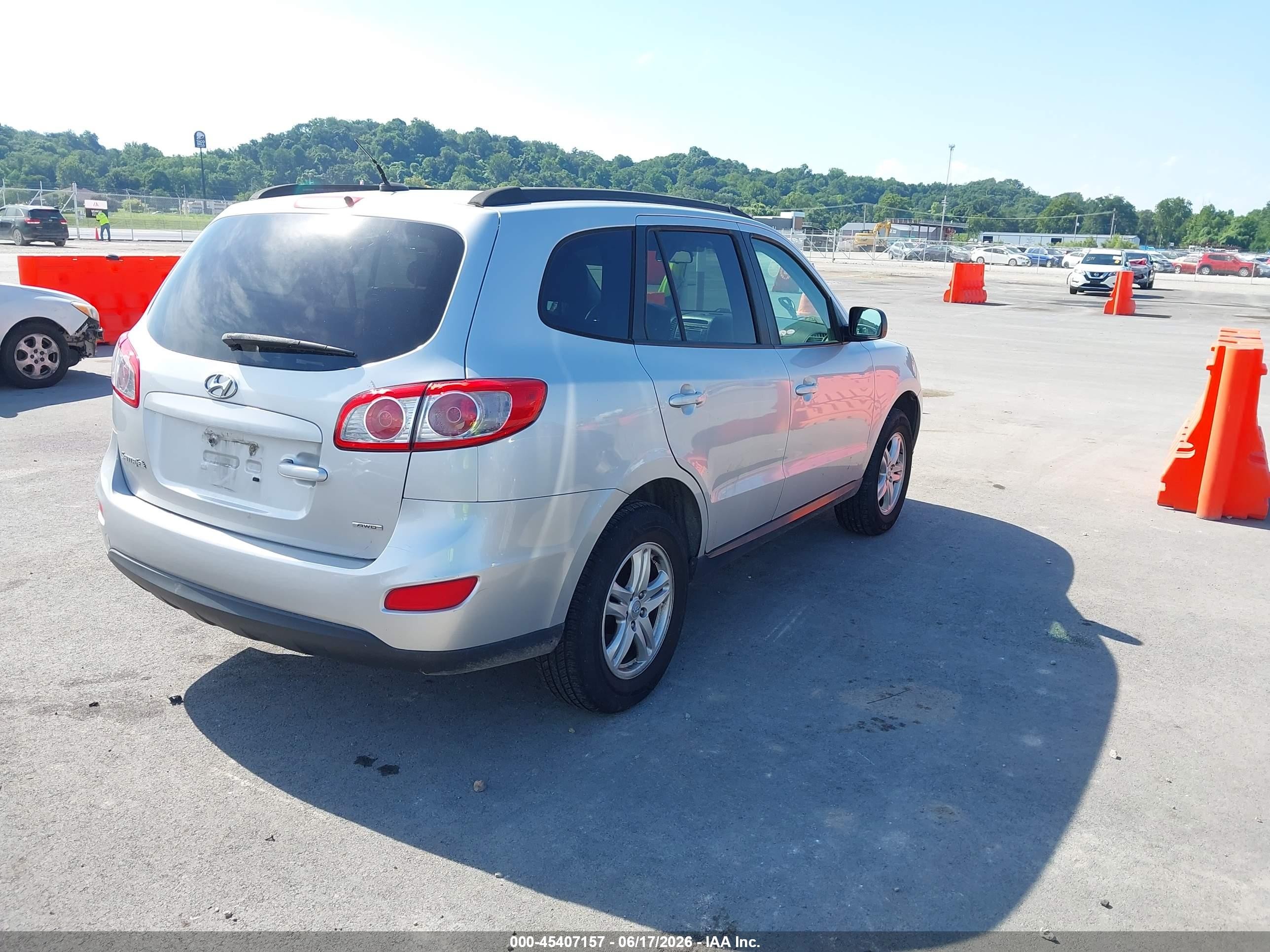 2012 Hyundai Santa Fe Gls Silver vin: 5XYZGDAB2CG091975