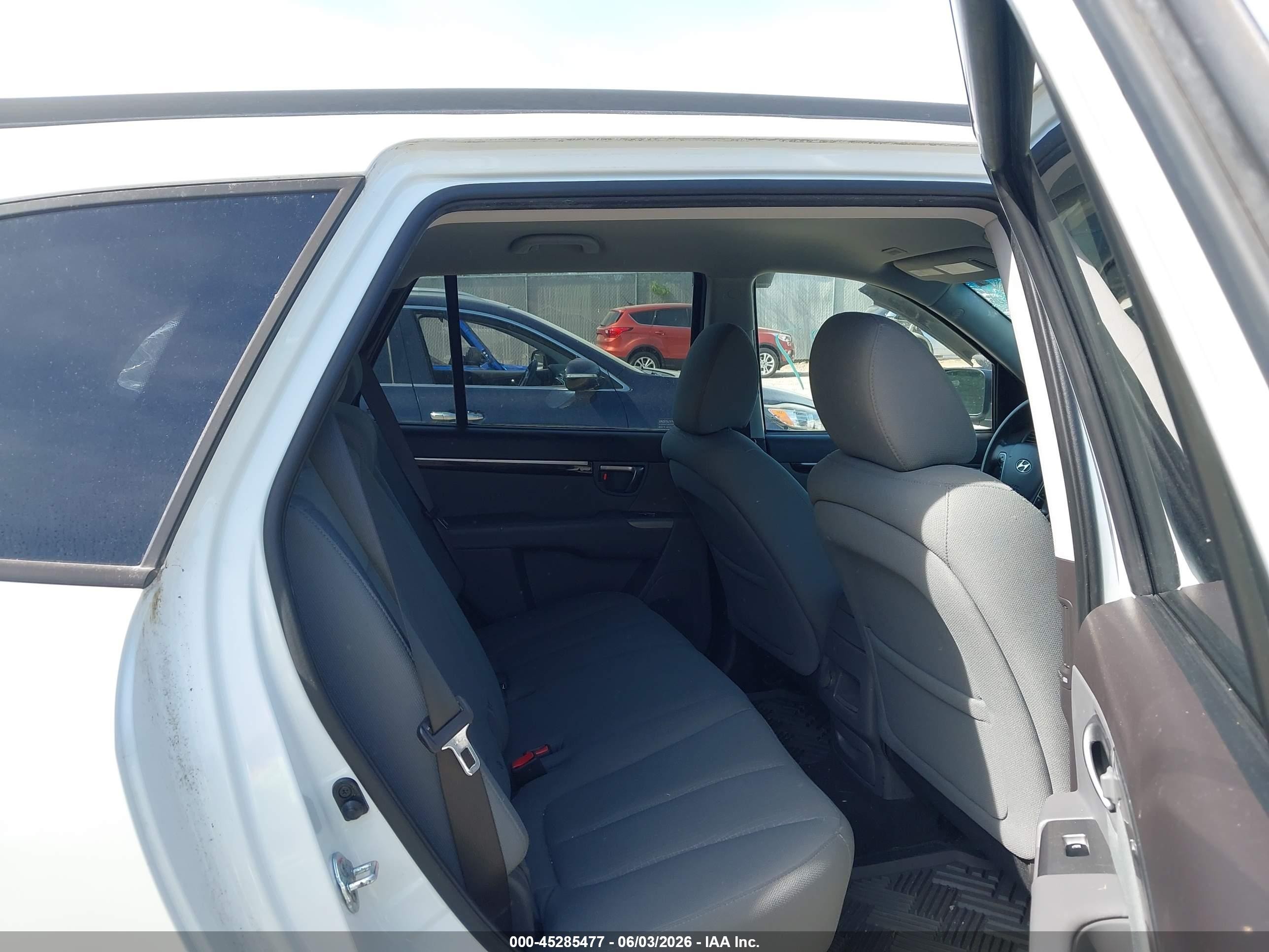 2012 Hyundai Santa Fe Gls White vin: 5XYZGDAB3CG091970