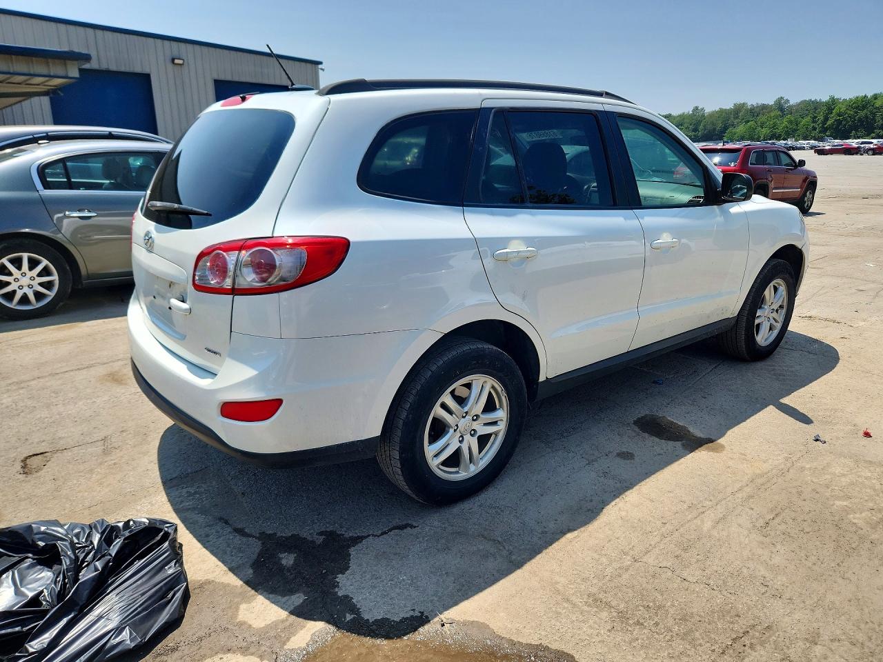 2012 Hyundai Santa Fe Gls White vin: 5XYZGDAB6CG103240