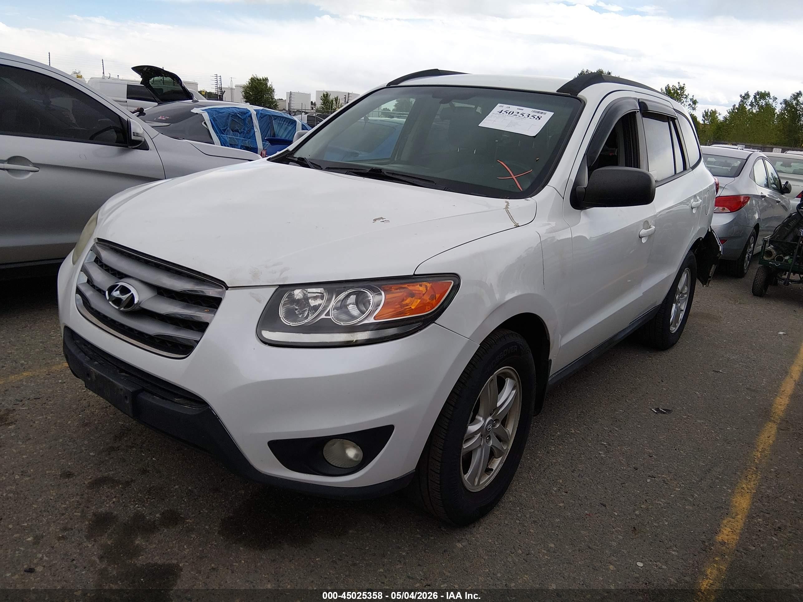 2012 Hyundai Santa Fe Gls White vin: 5XYZGDAB7CG103375