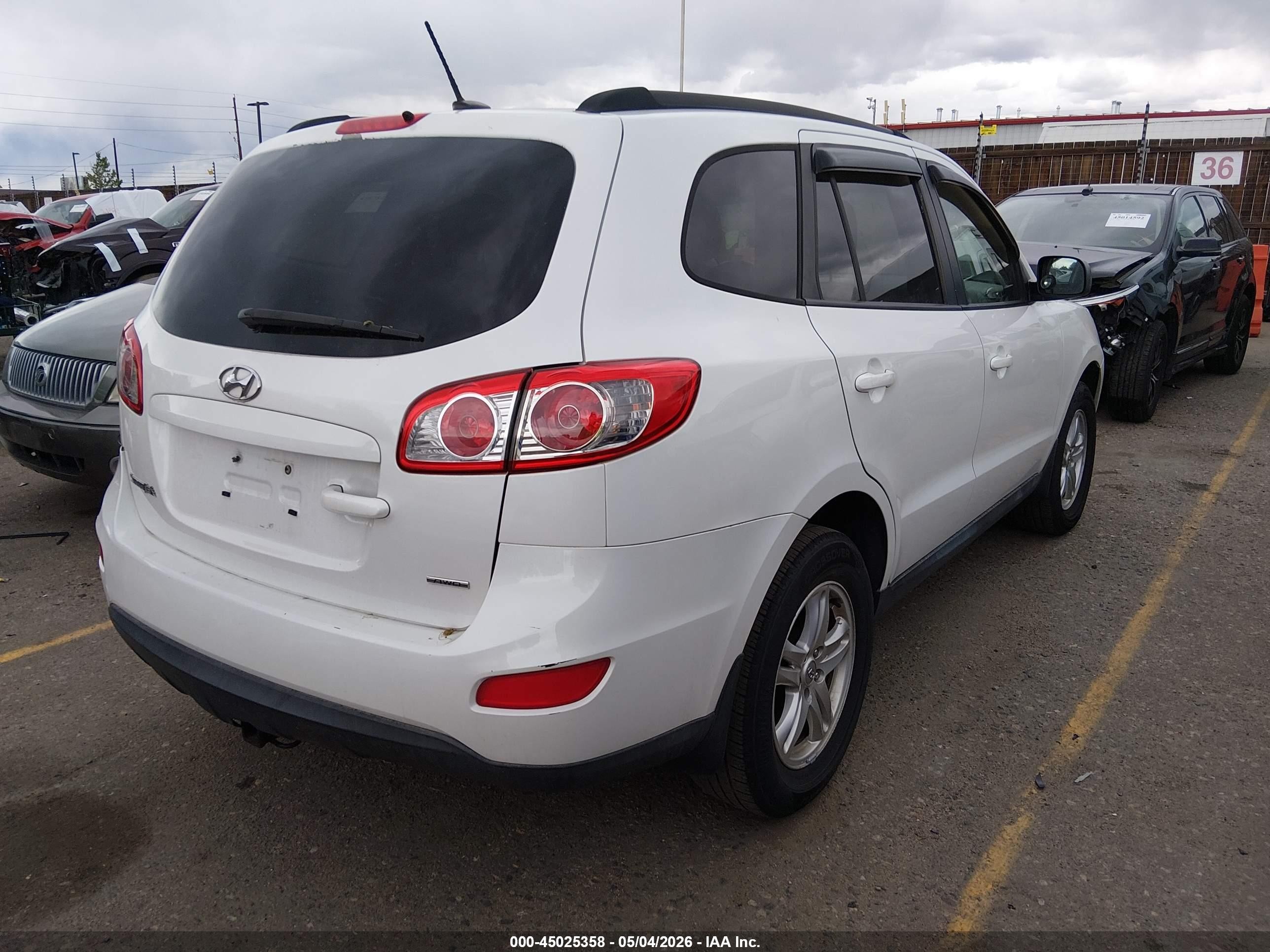 2012 Hyundai Santa Fe Gls White vin: 5XYZGDAB7CG103375