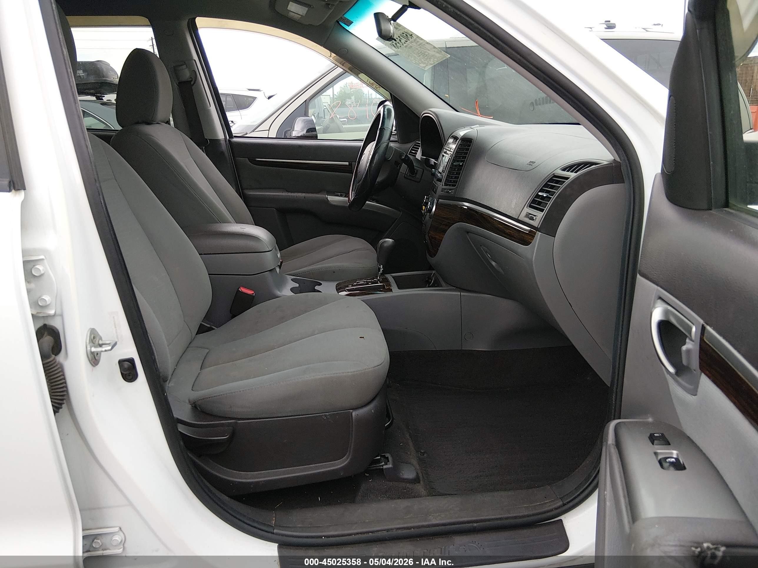 2012 Hyundai Santa Fe Gls White vin: 5XYZGDAB7CG103375
