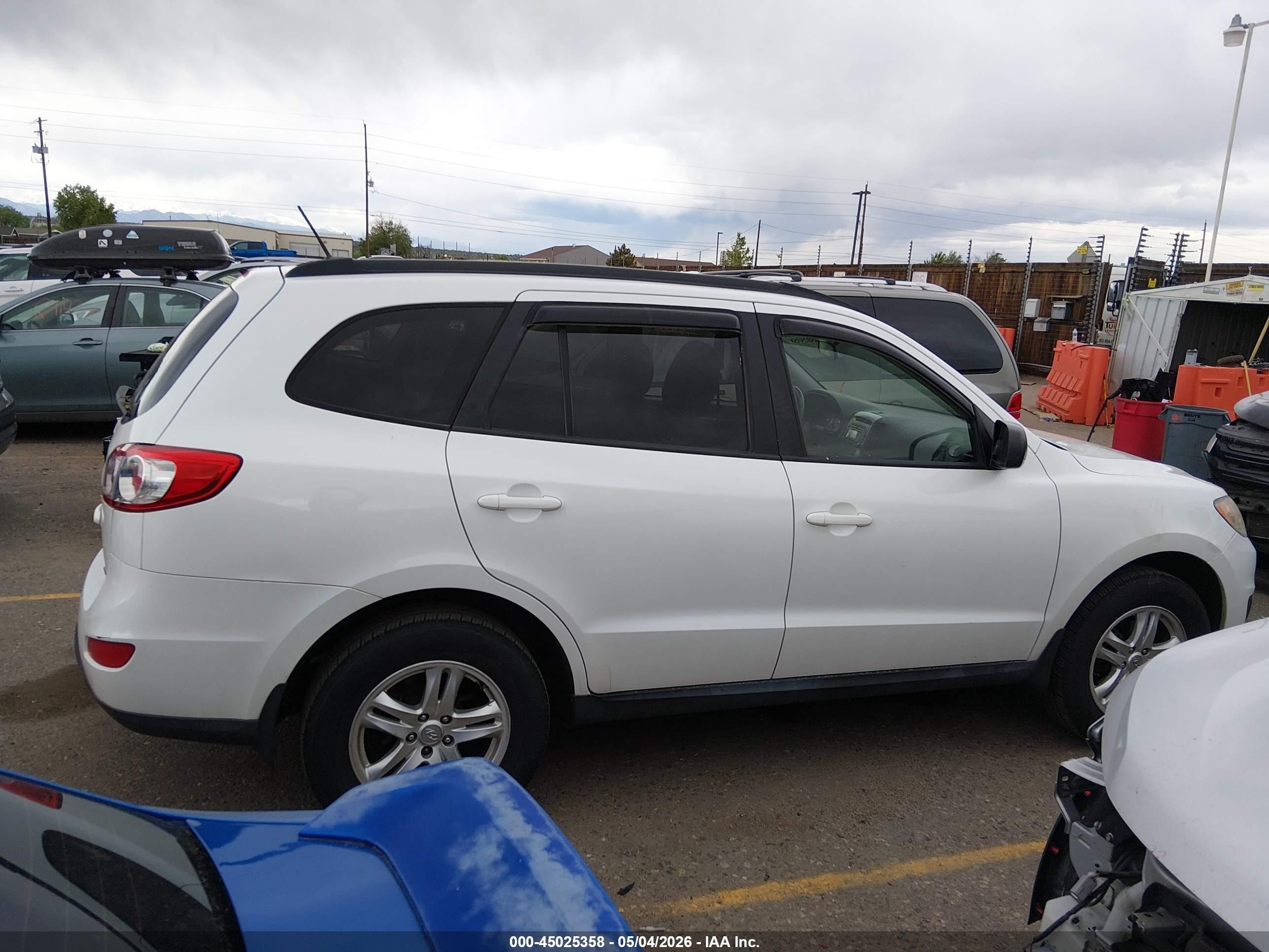 2012 Hyundai Santa Fe Gls White vin: 5XYZGDAB7CG103375