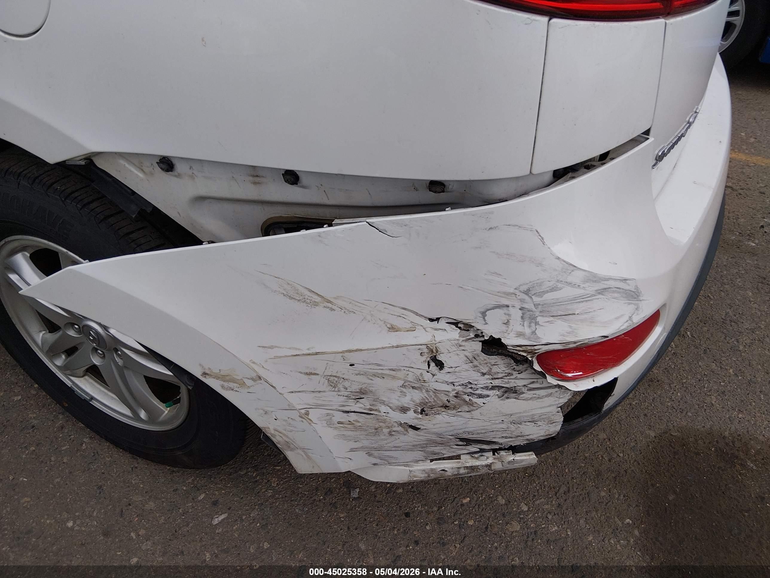 2012 Hyundai Santa Fe Gls White vin: 5XYZGDAB7CG103375