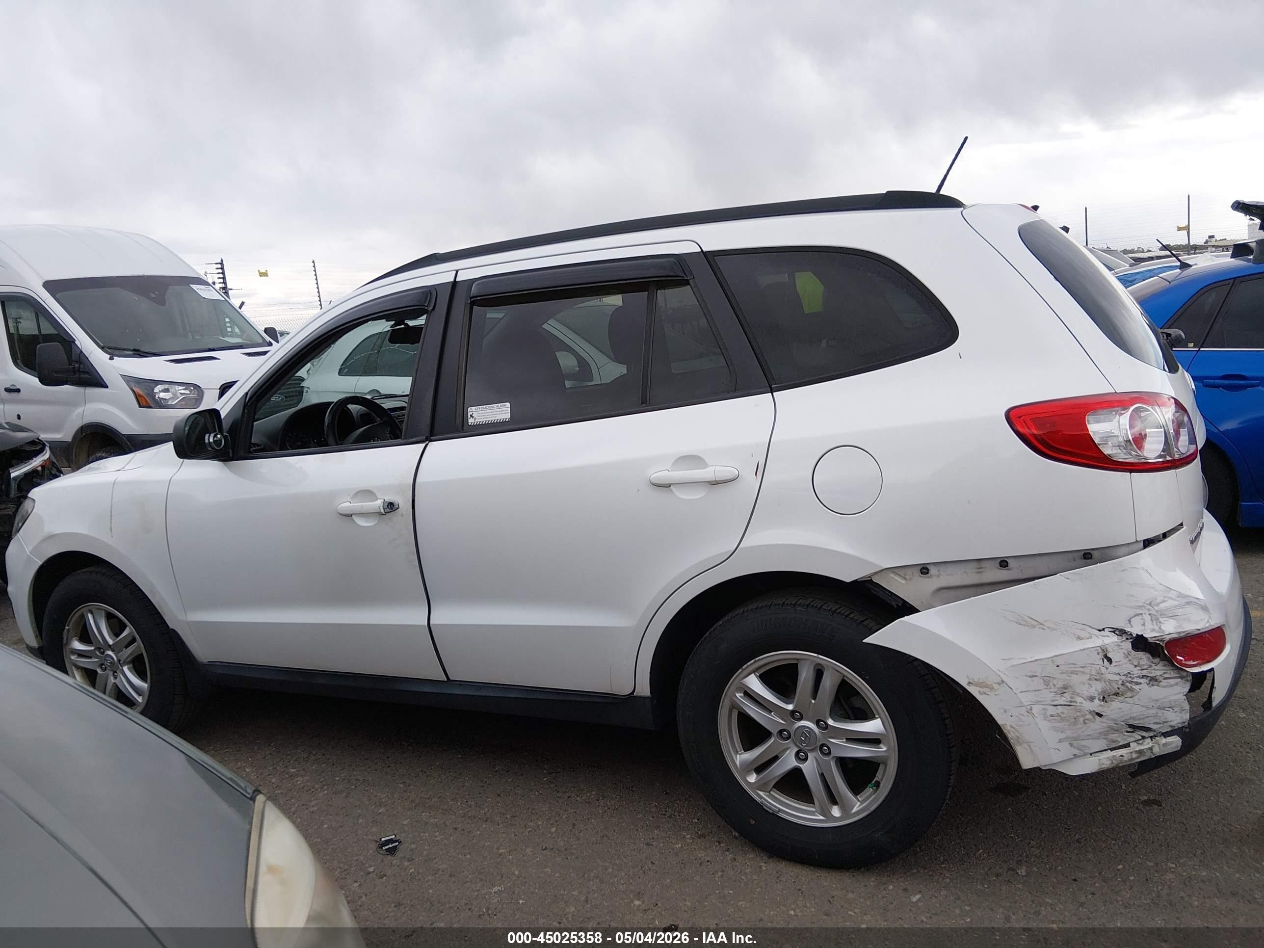 2012 Hyundai Santa Fe Gls White vin: 5XYZGDAB7CG103375