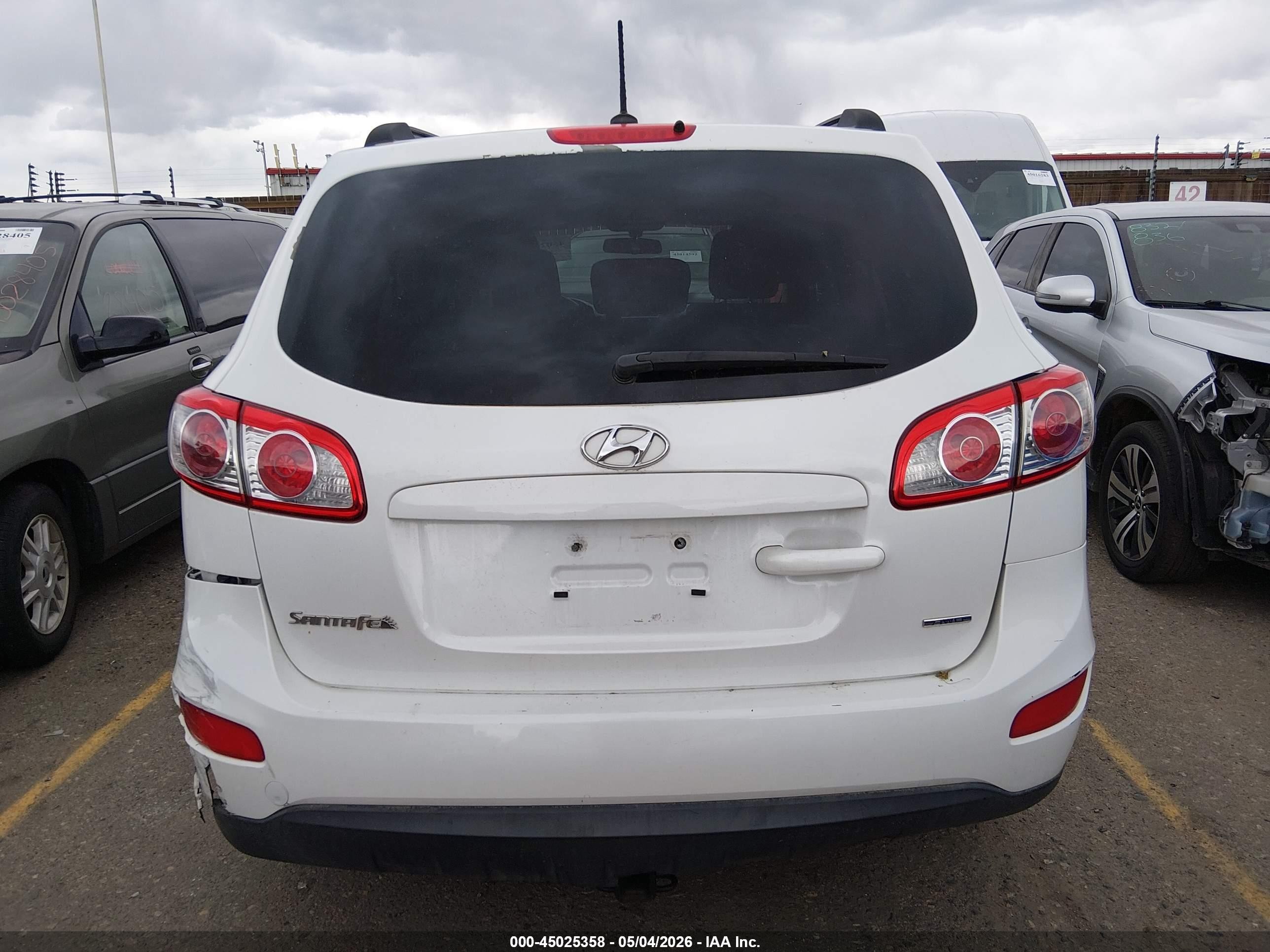 2012 Hyundai Santa Fe Gls White vin: 5XYZGDAB7CG103375