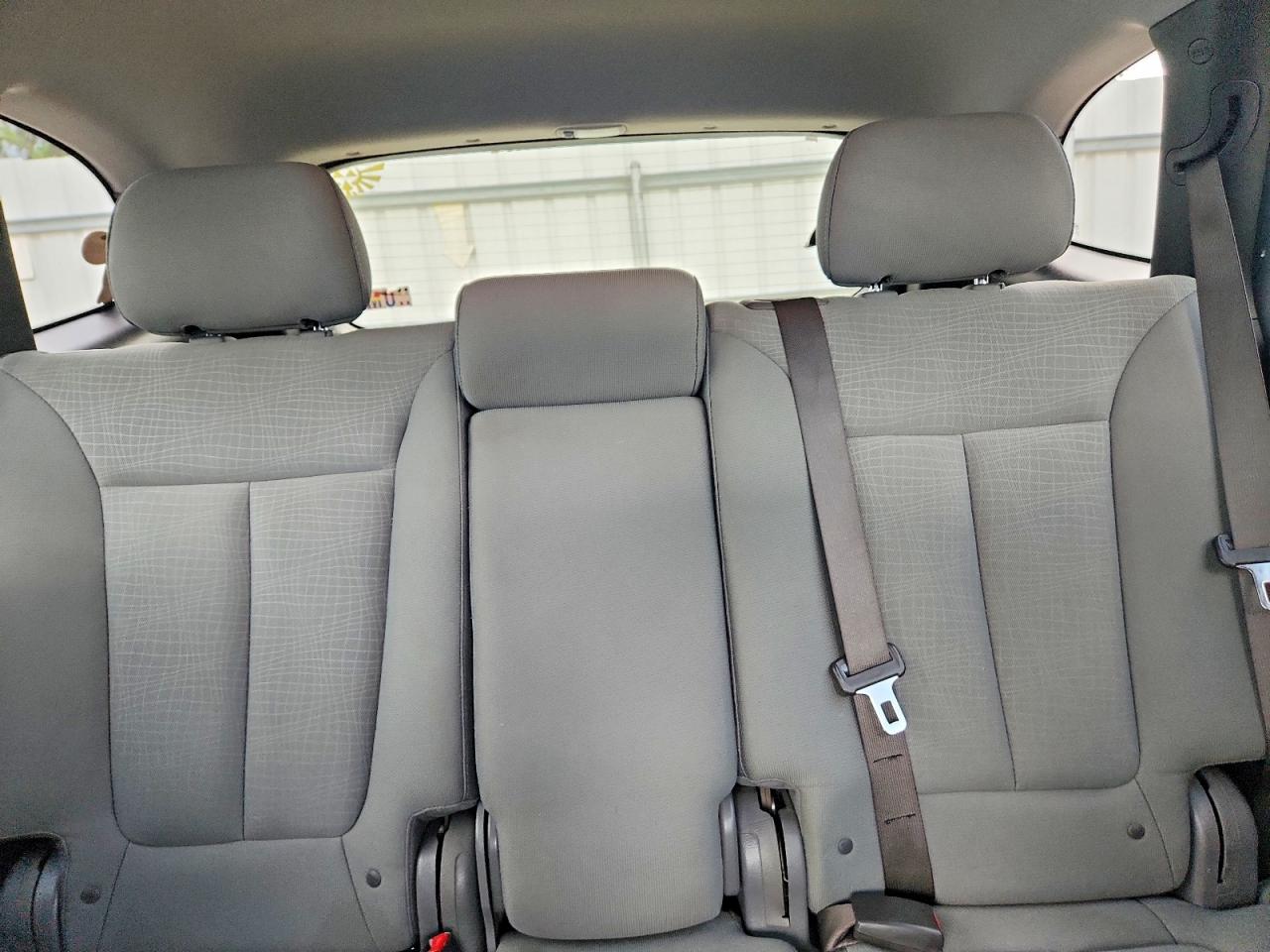 2012 Hyundai Santa Fe Gls Silver vin: 5XYZGDABXCG156748