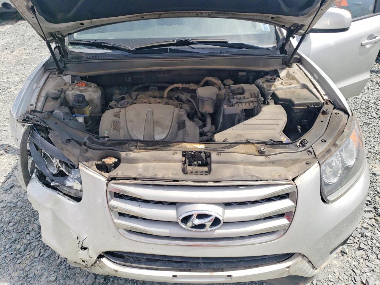 2012 Hyundai Santa Fe Gls Silver vin: 5XYZGDAG9CG115510