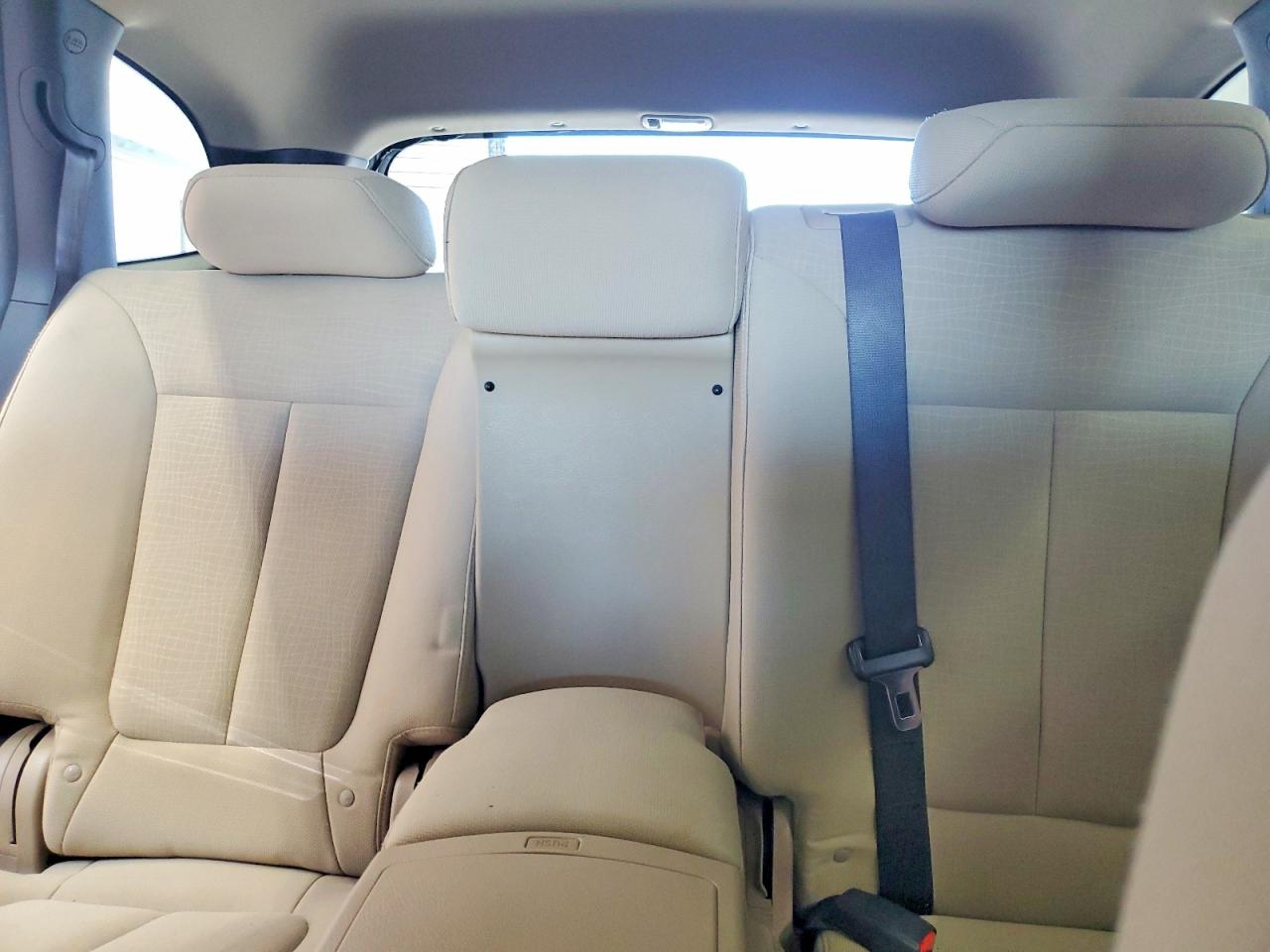 2012 Hyundai Santa Fe Gls White vin: 5XYZGDAG9CG123865