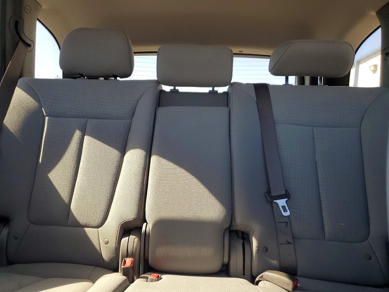 2012 Hyundai Santa Fe Gls Silver vin: 5XYZGDAG9CG136258