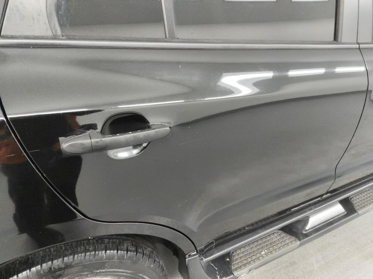 2012 Hyundai Santa Fe Se Black vin: 5XYZHDAGXCG098374 Damage: Right Rear Door, Heavy Scratch, 1/2 To 1 Inch