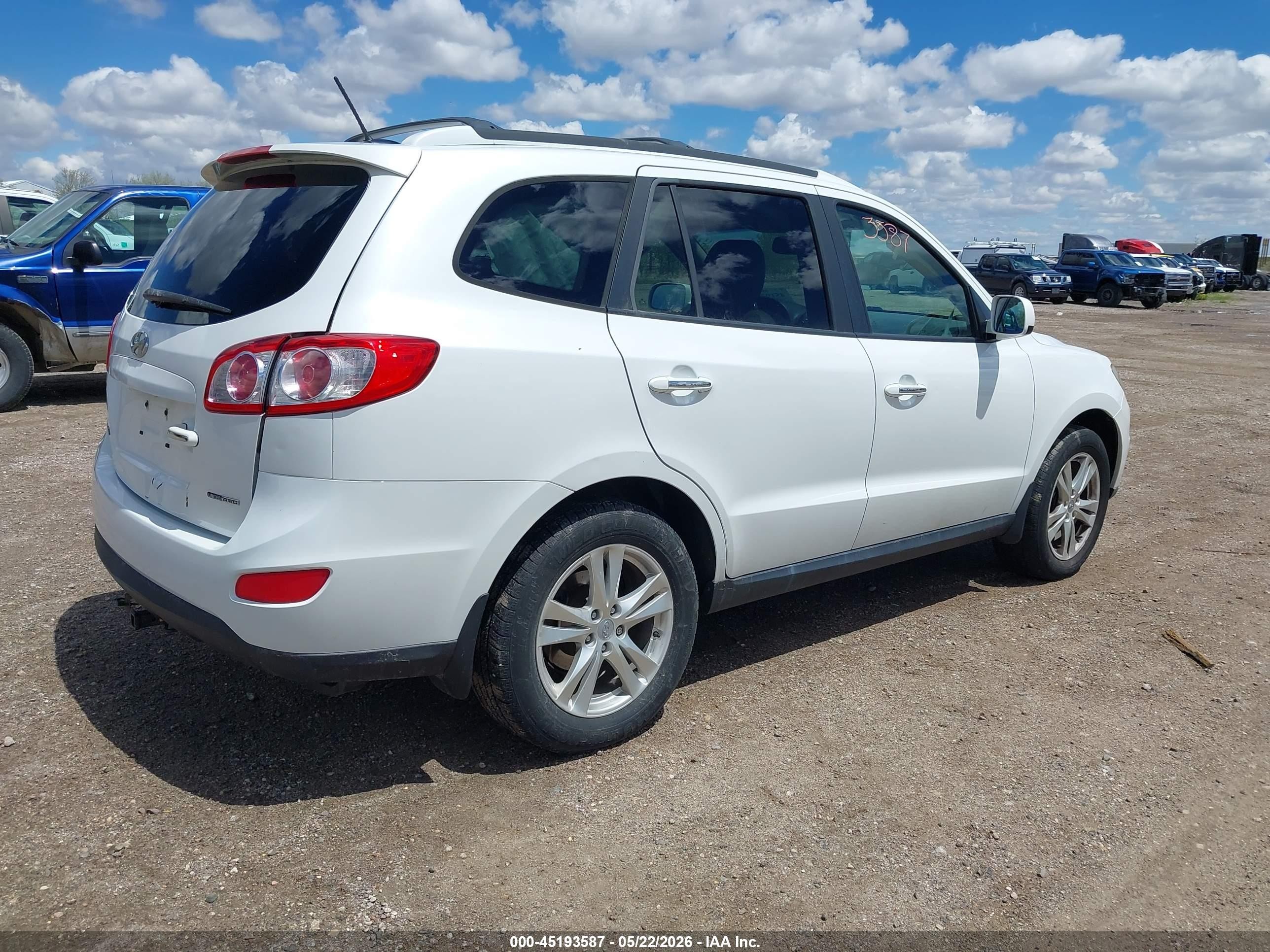 2012 Hyundai Santa Fe Limited V6 White vin: 5XYZKDAG0CG119492