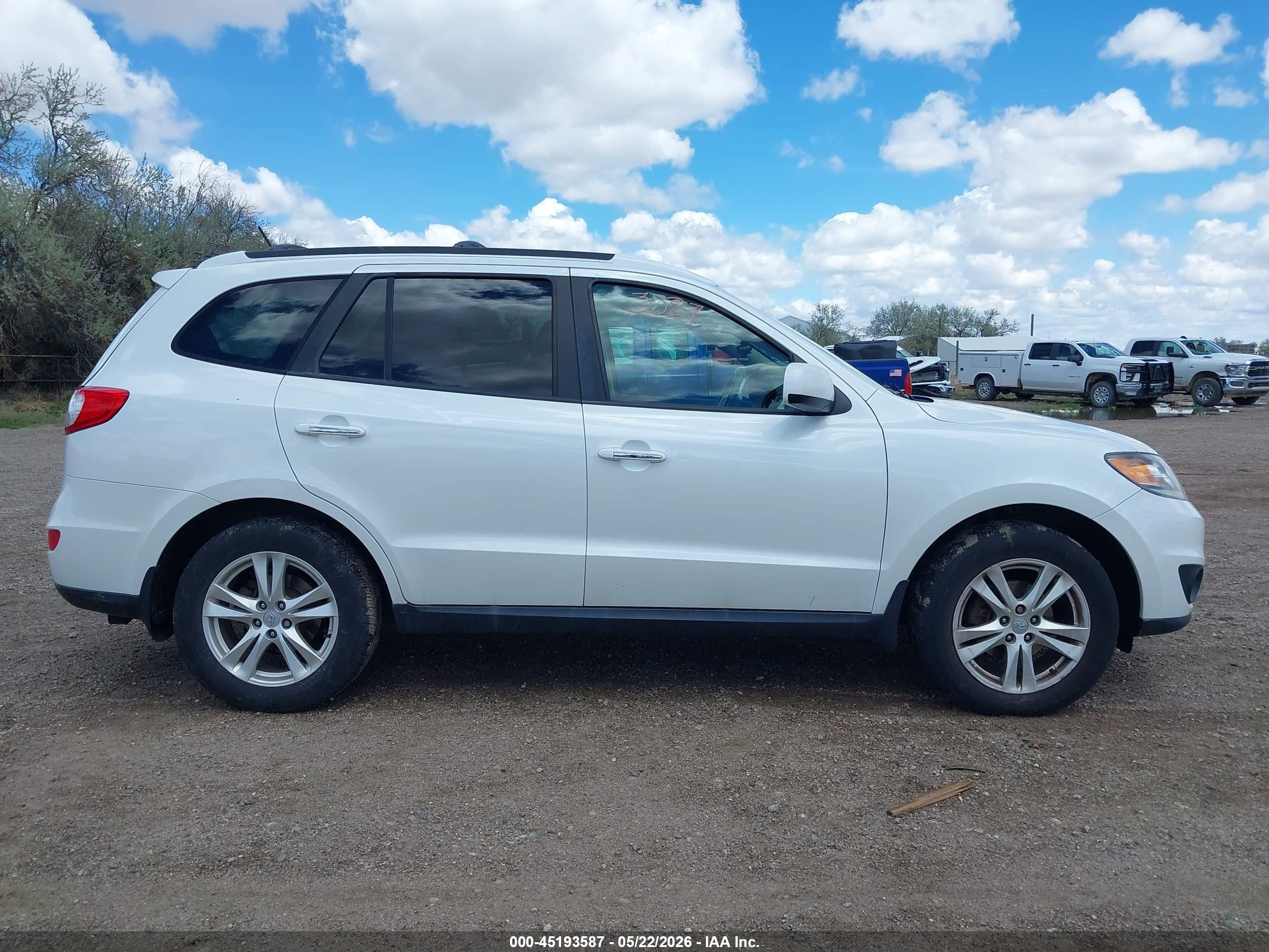 2012 Hyundai Santa Fe Limited V6 White vin: 5XYZKDAG0CG119492
